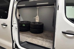 valkoinen Toyota Proace 2019 kuva 16.