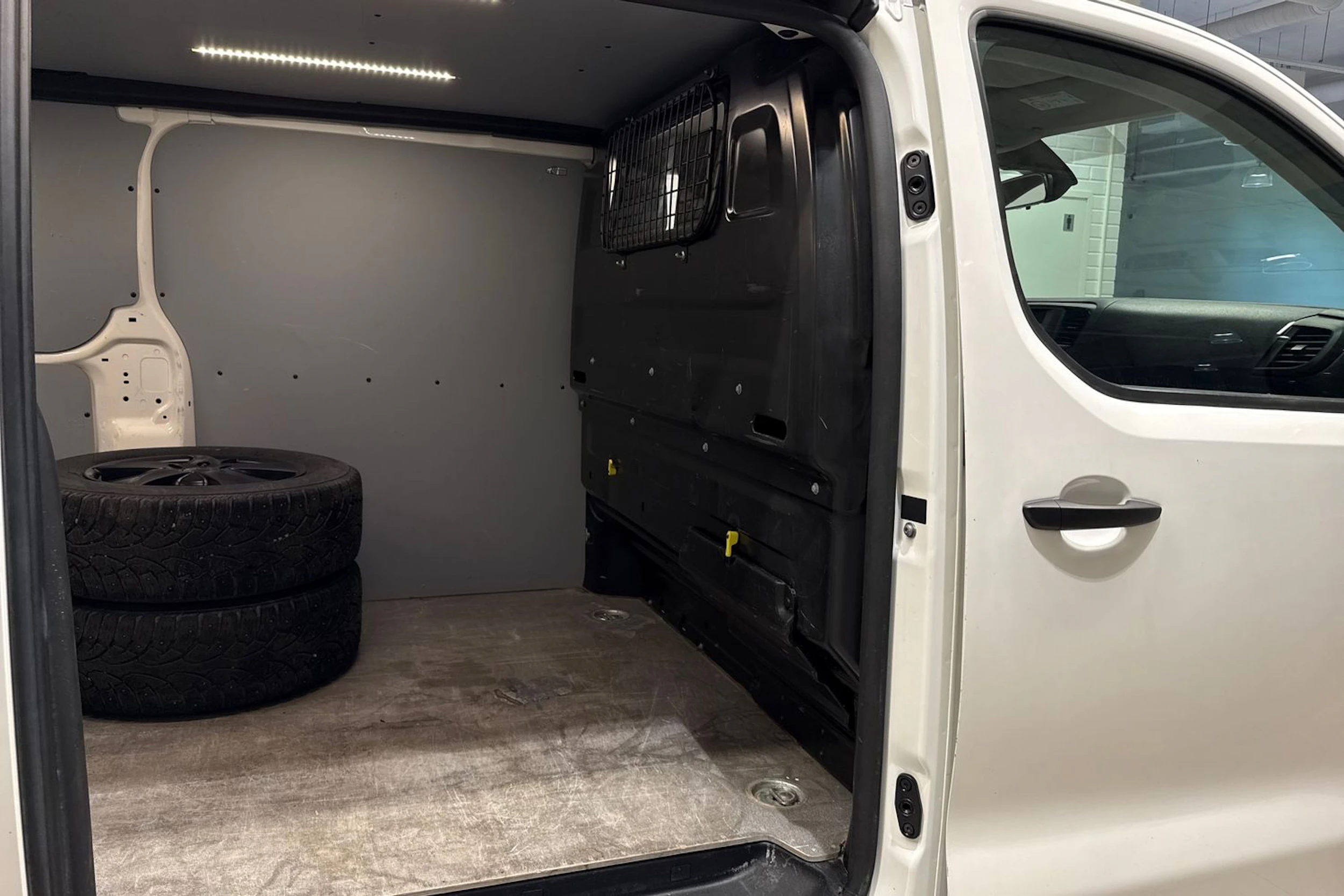valkoinen Toyota Proace 2019 kuva 17.