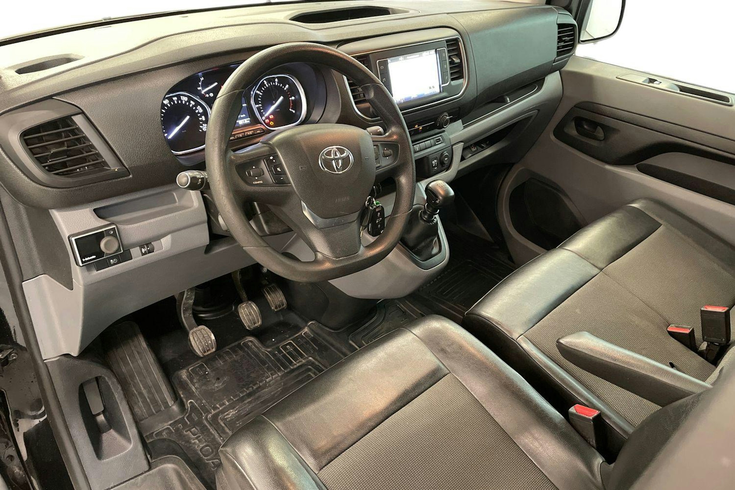 musta Toyota Proace 2019 kuva 8.