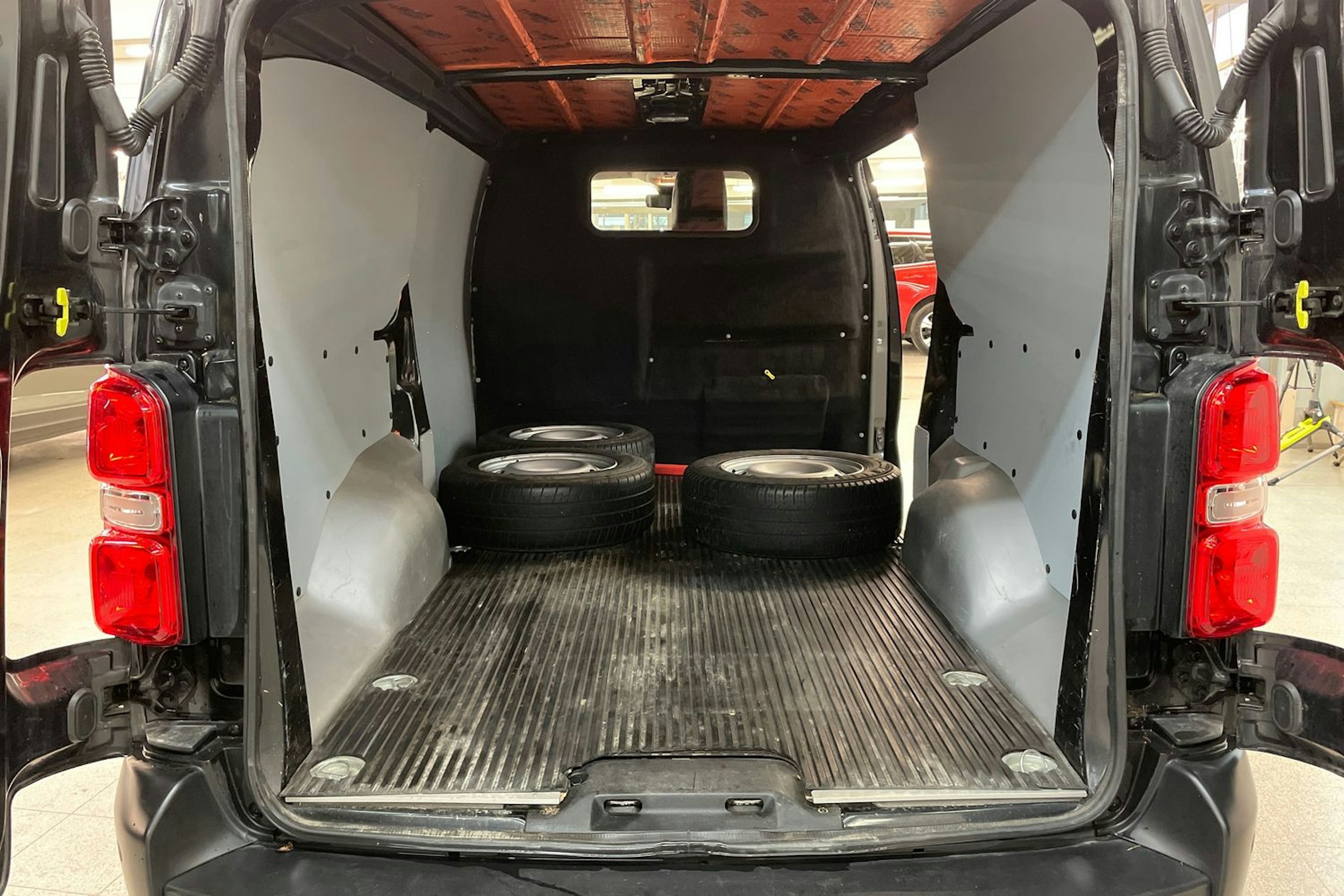 musta Toyota Proace 2019 kuva 24.