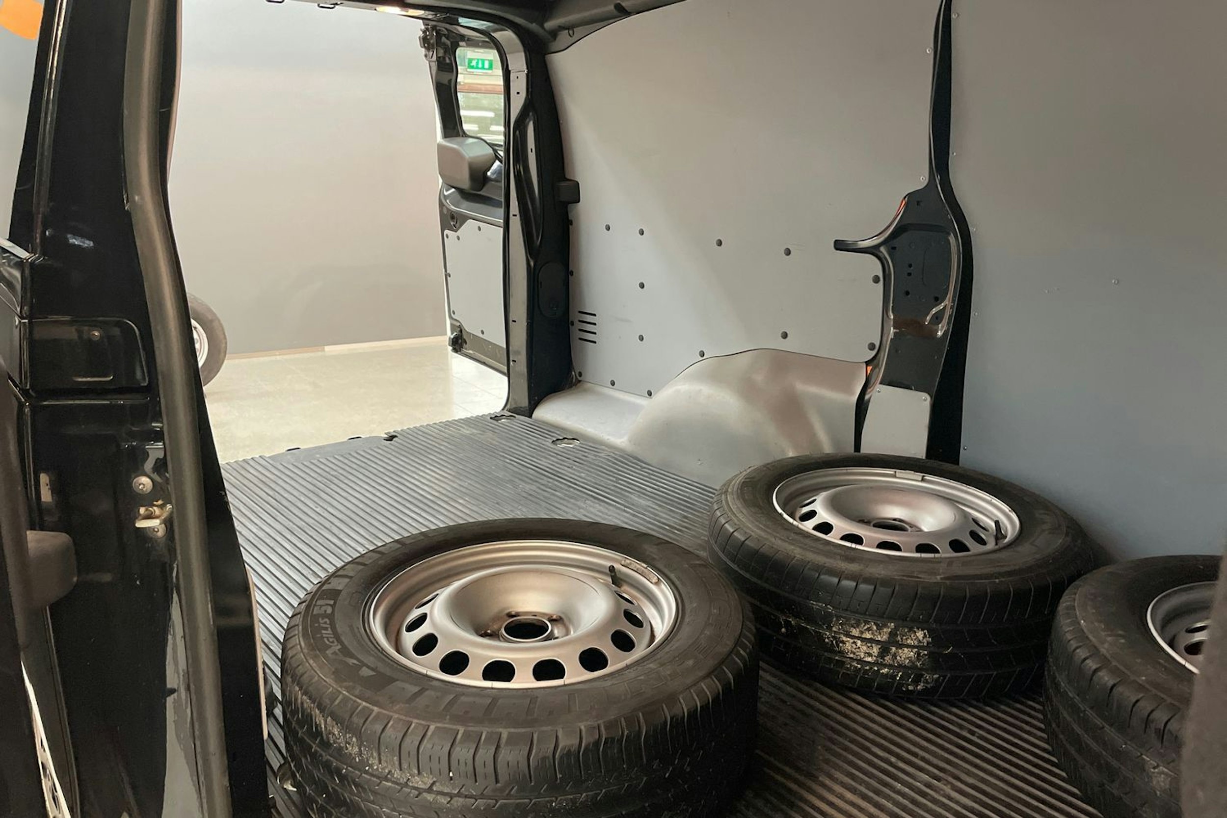 musta Toyota Proace 2019 kuva 26.