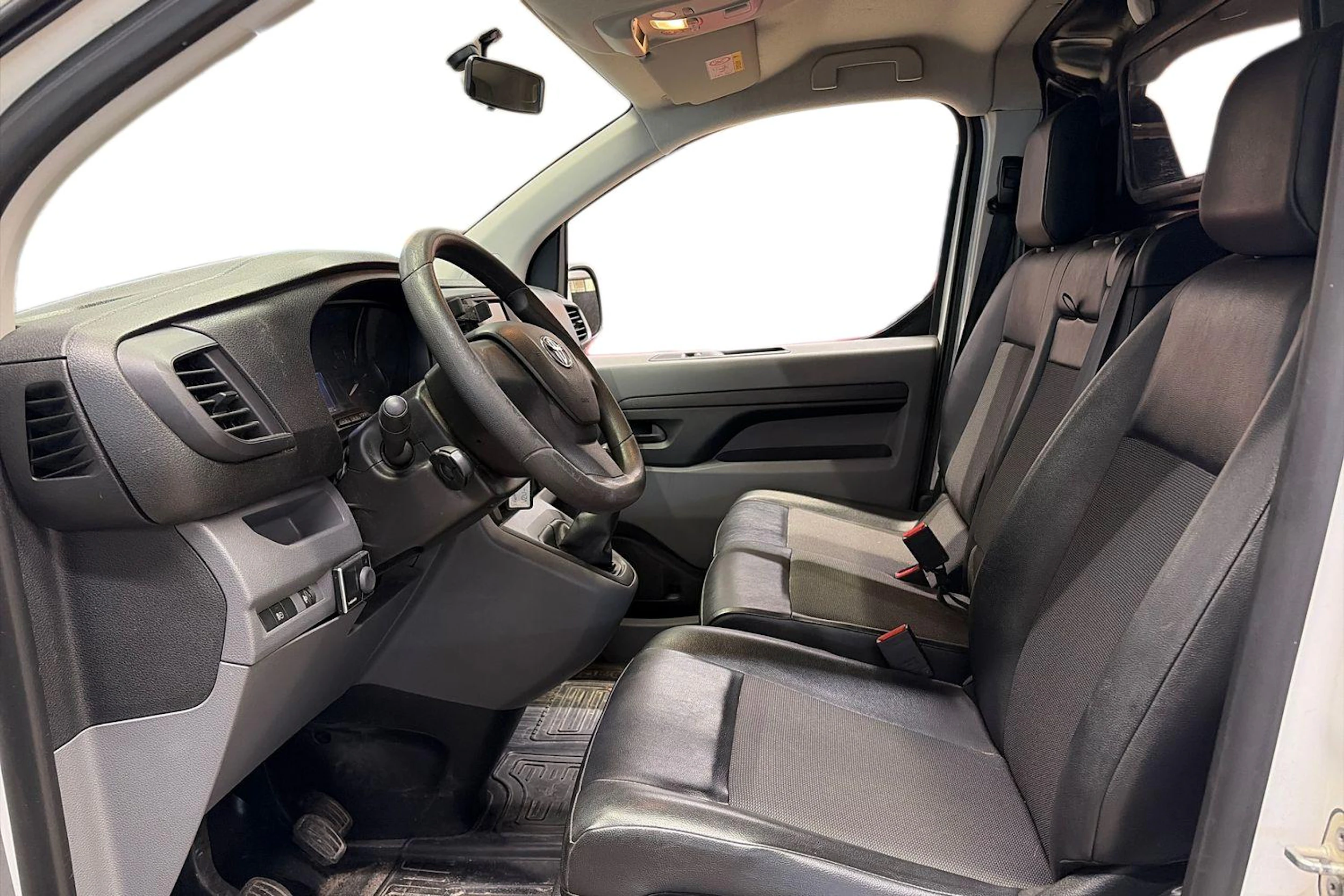 valkoinen Toyota Proace 2019 kuva 3.