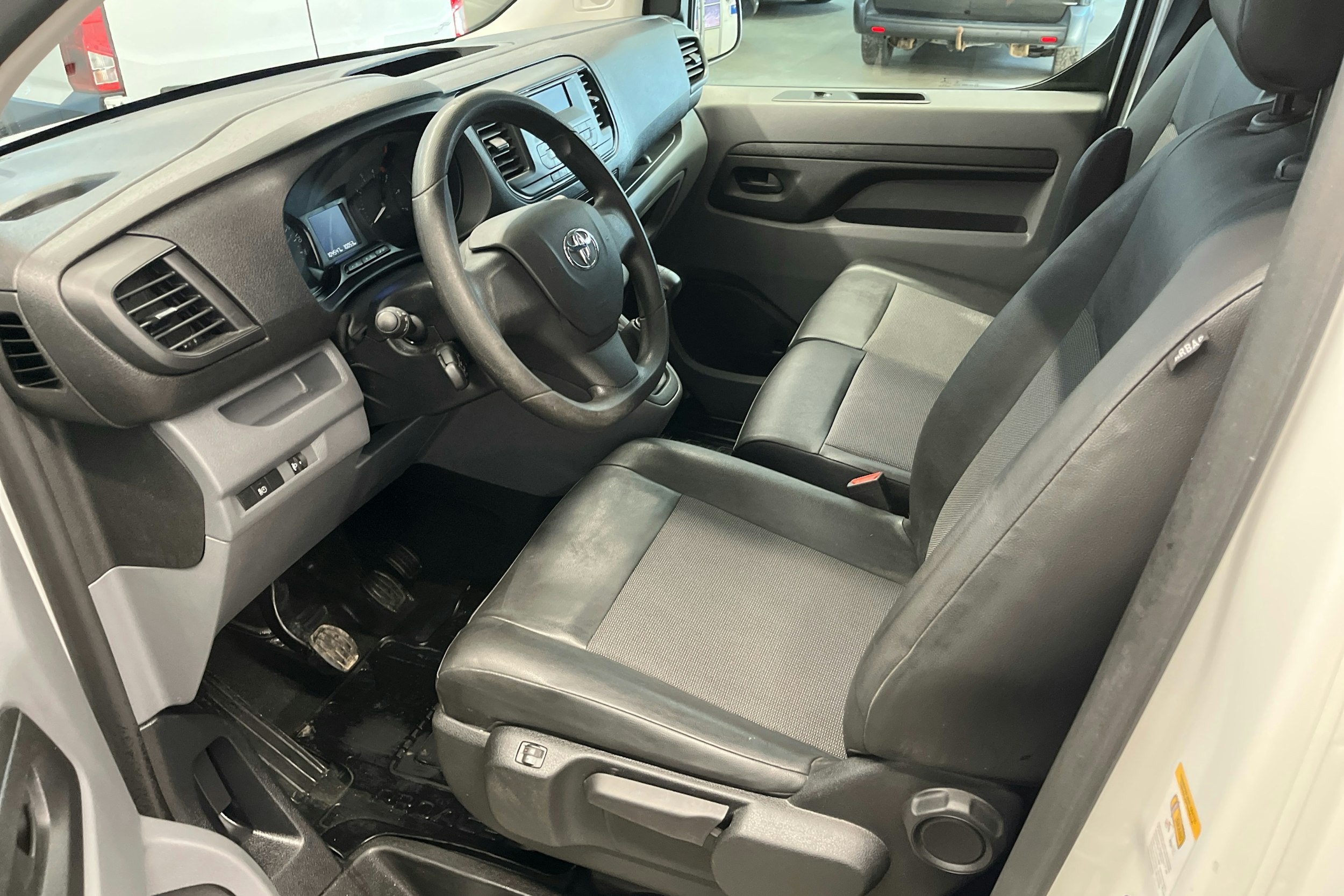 valkoinen Toyota Proace 2019 kuva 6.