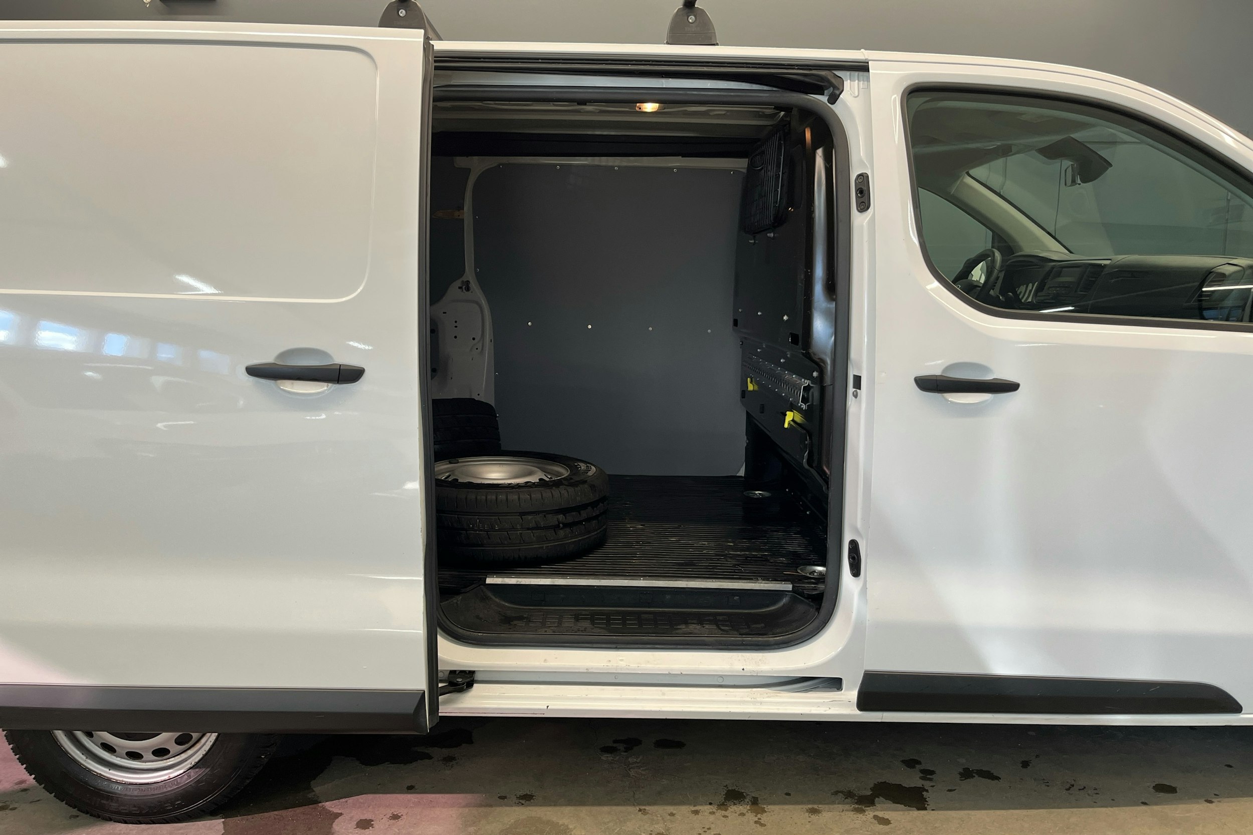 valkoinen Toyota Proace 2019 kuva 12.