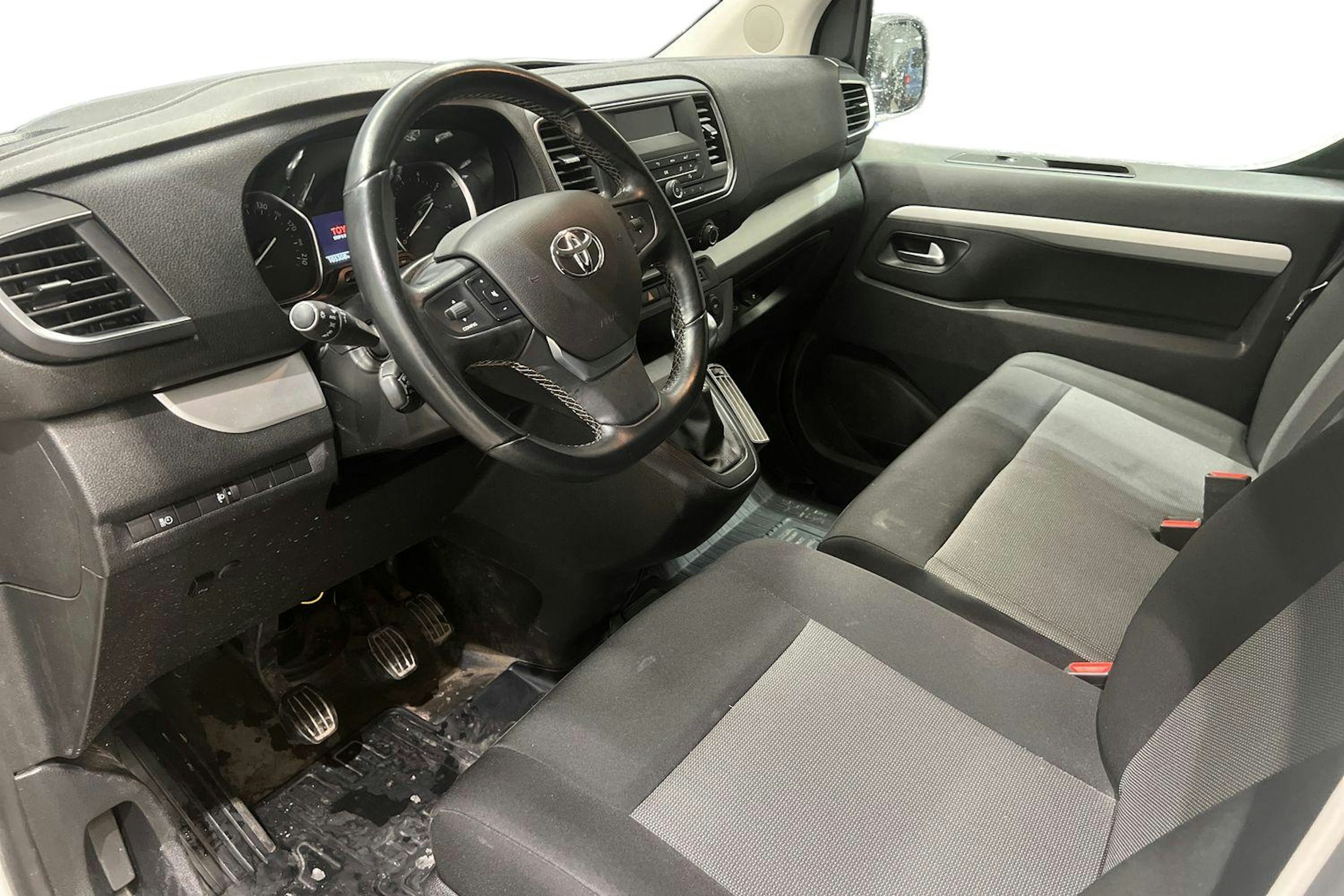 Valkoinen Toyota Proace 2019 kuva 3.