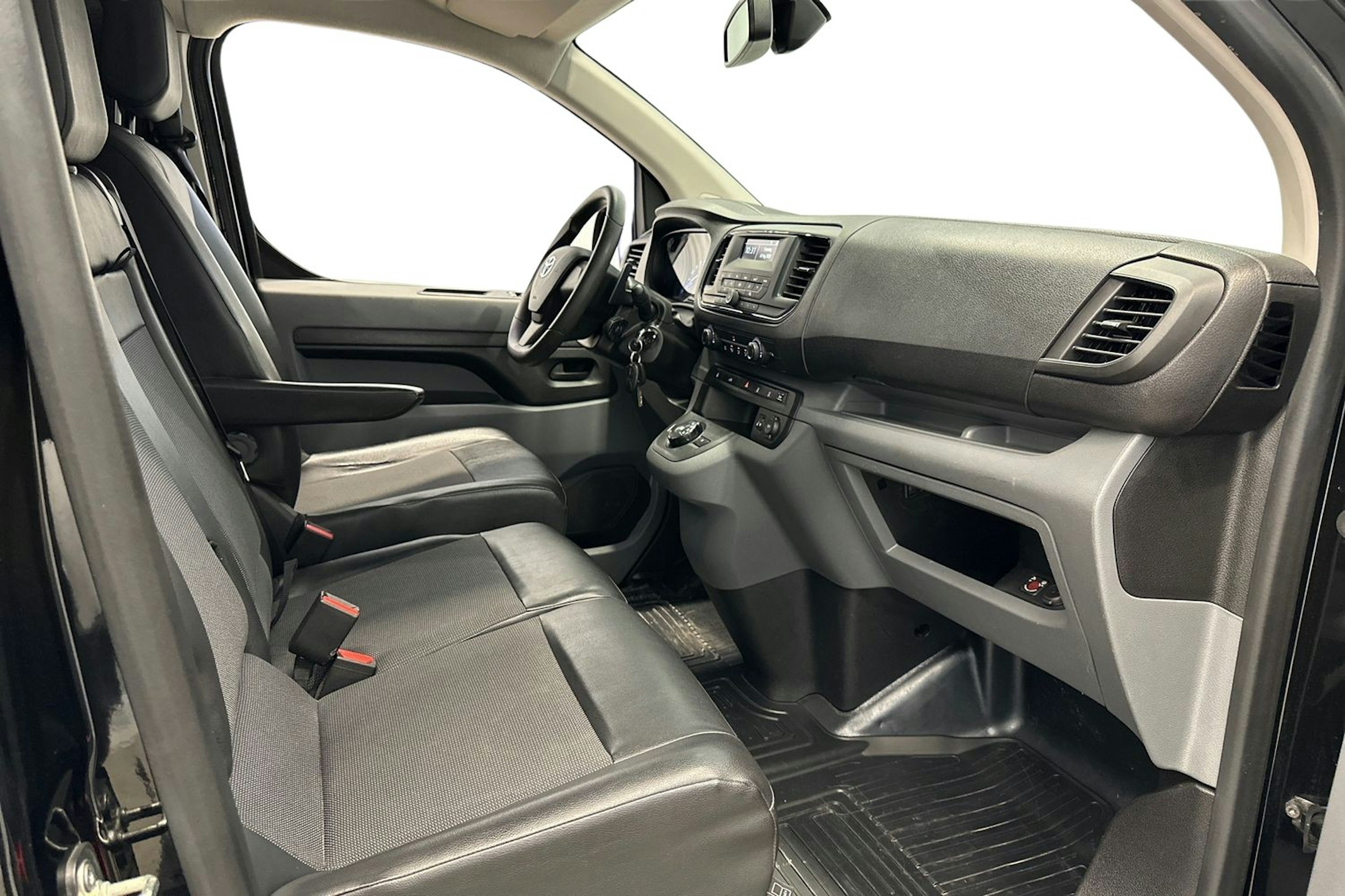 musta Toyota Proace 2020 kuva 8.