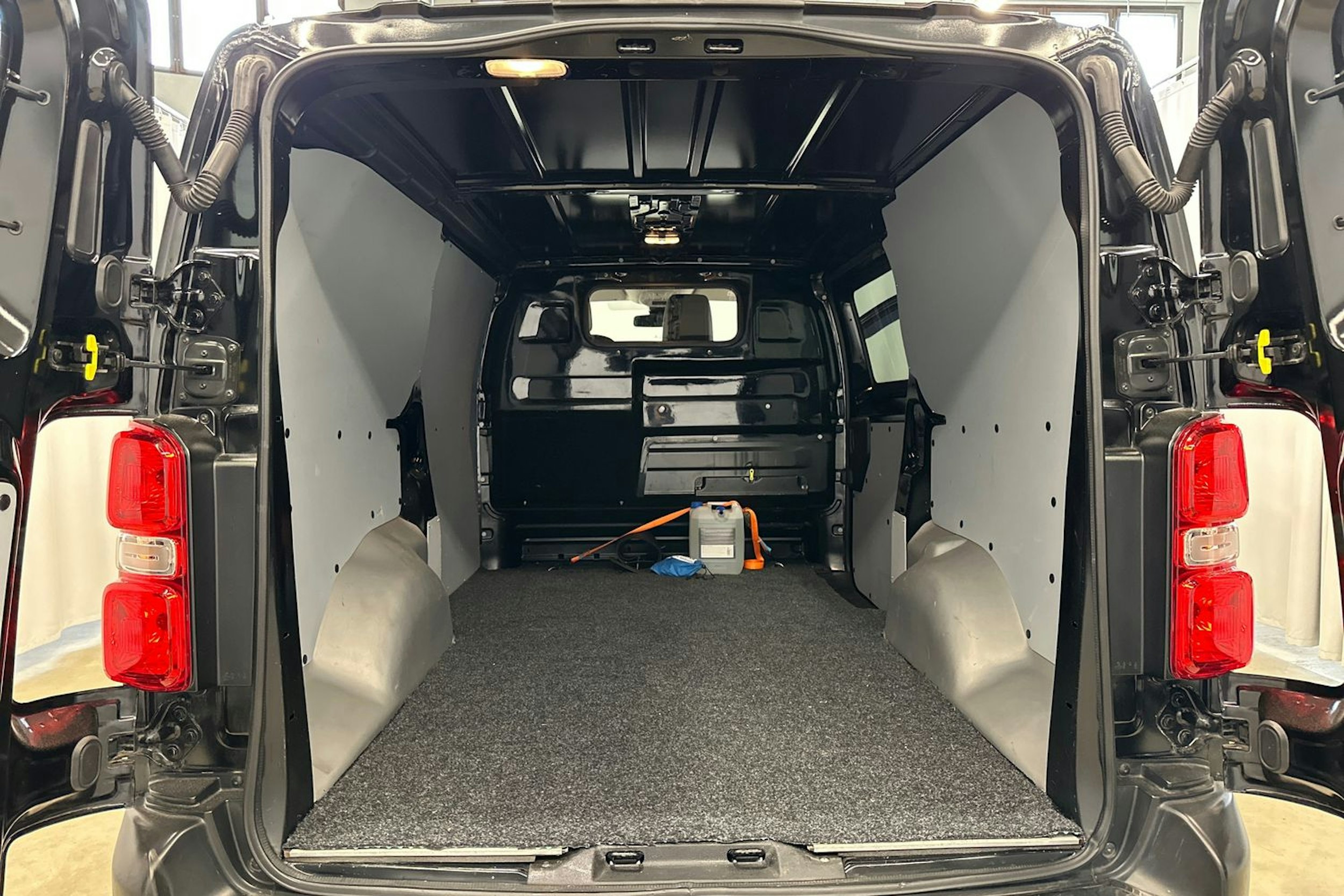 musta Toyota Proace 2020 kuva 15.