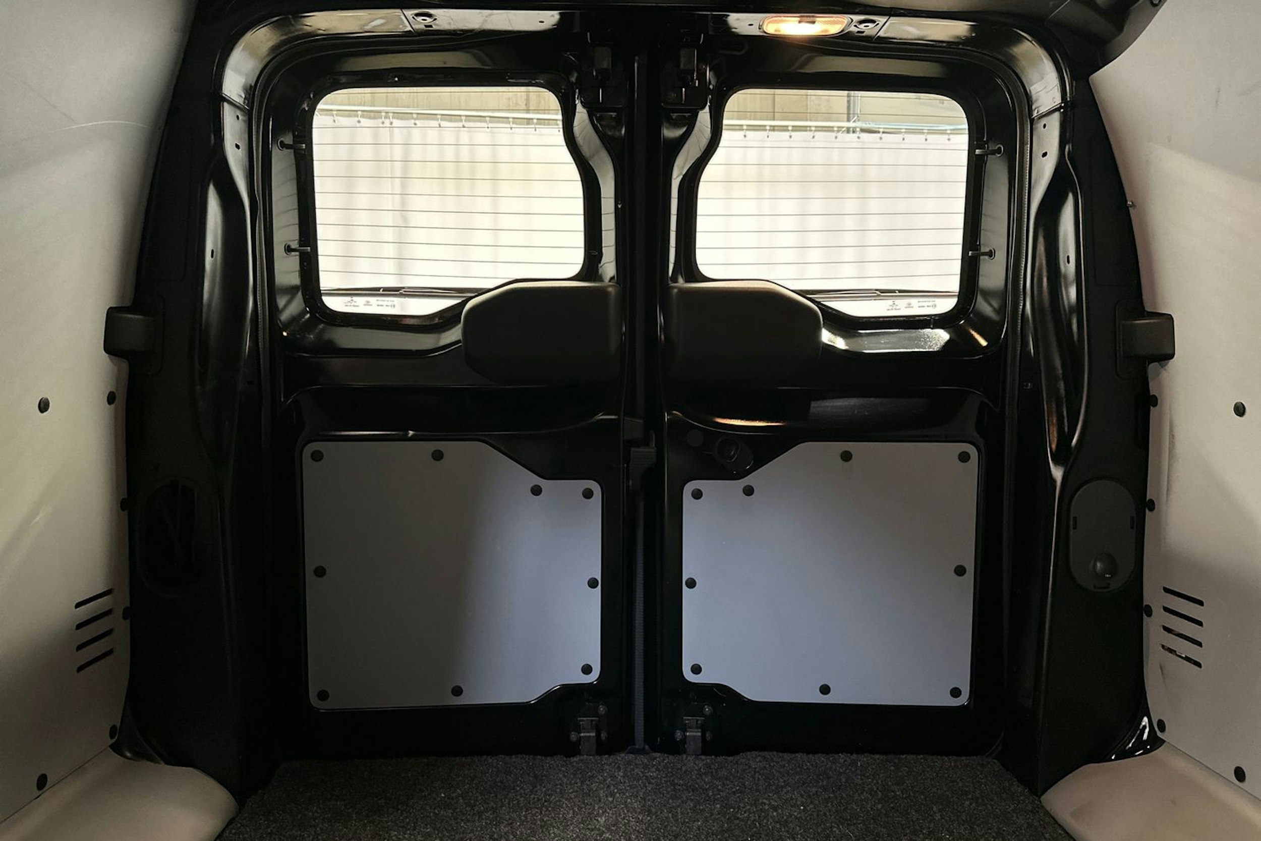 musta Toyota Proace 2020 kuva 18.