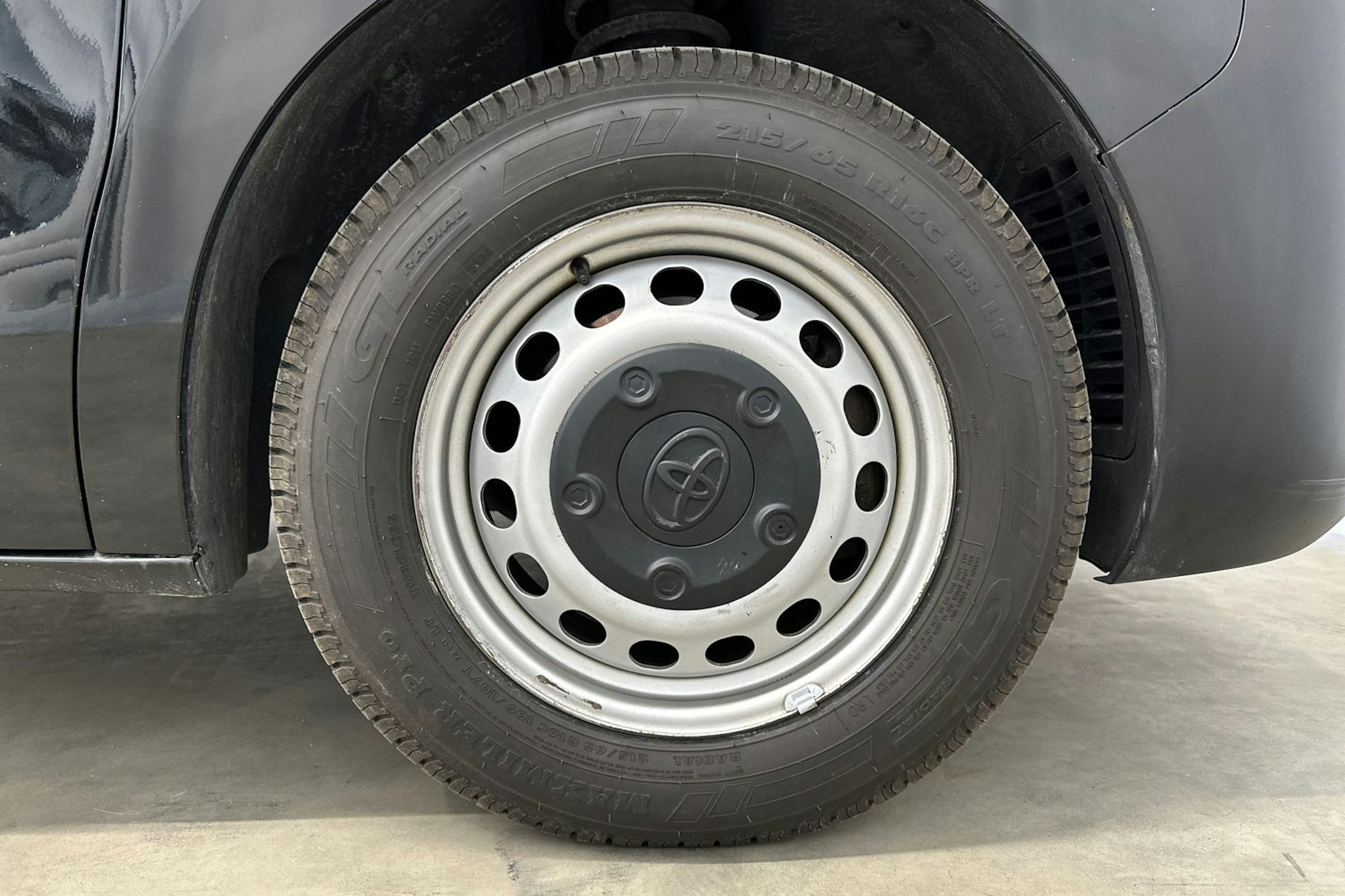 musta Toyota Proace 2020 kuva 22.