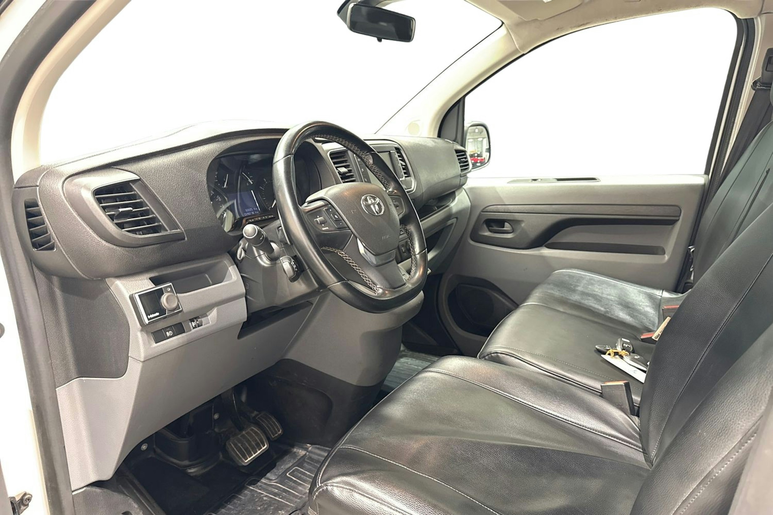 Valkoinen Toyota Proace 2020 kuva 7.