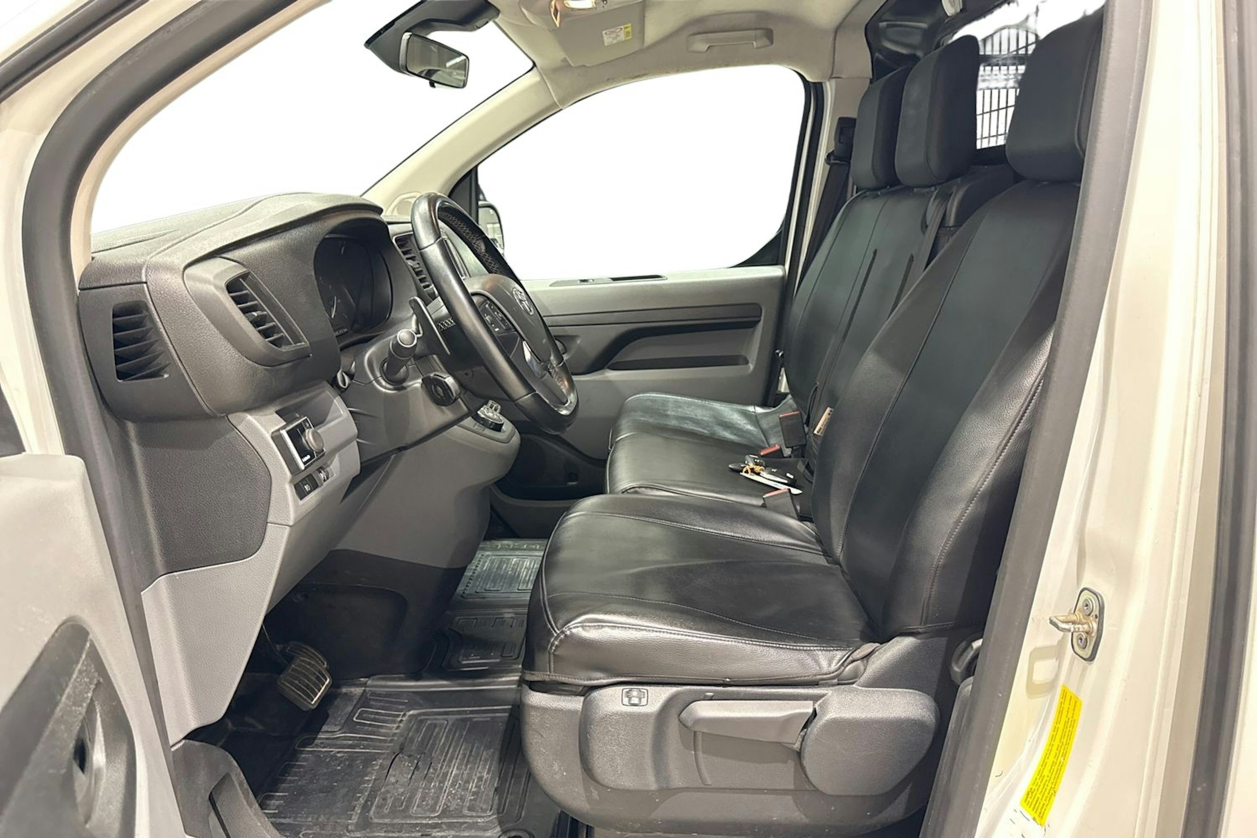Valkoinen Toyota Proace 2020 kuva 9.