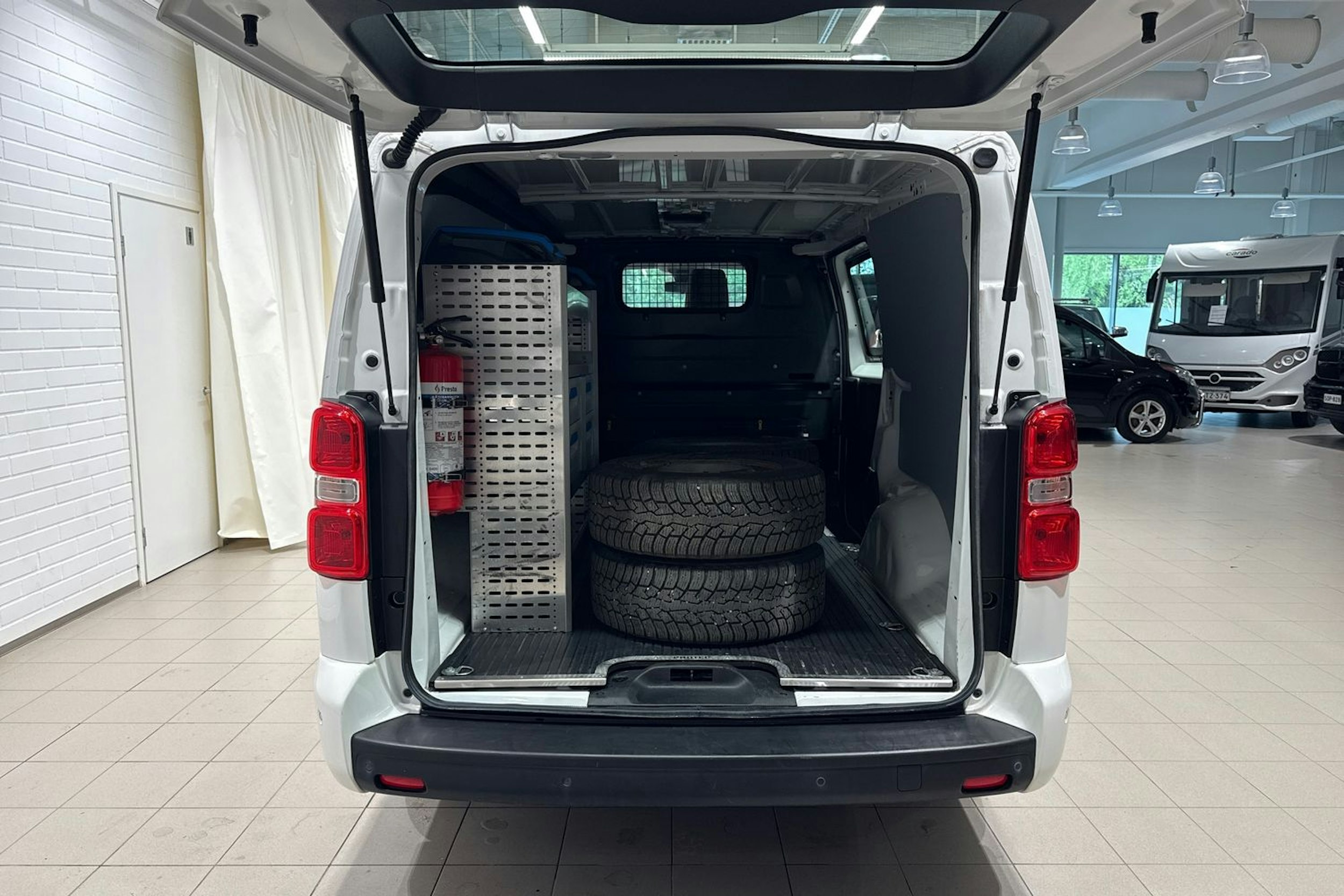 Valkoinen Toyota Proace 2020 kuva 15.