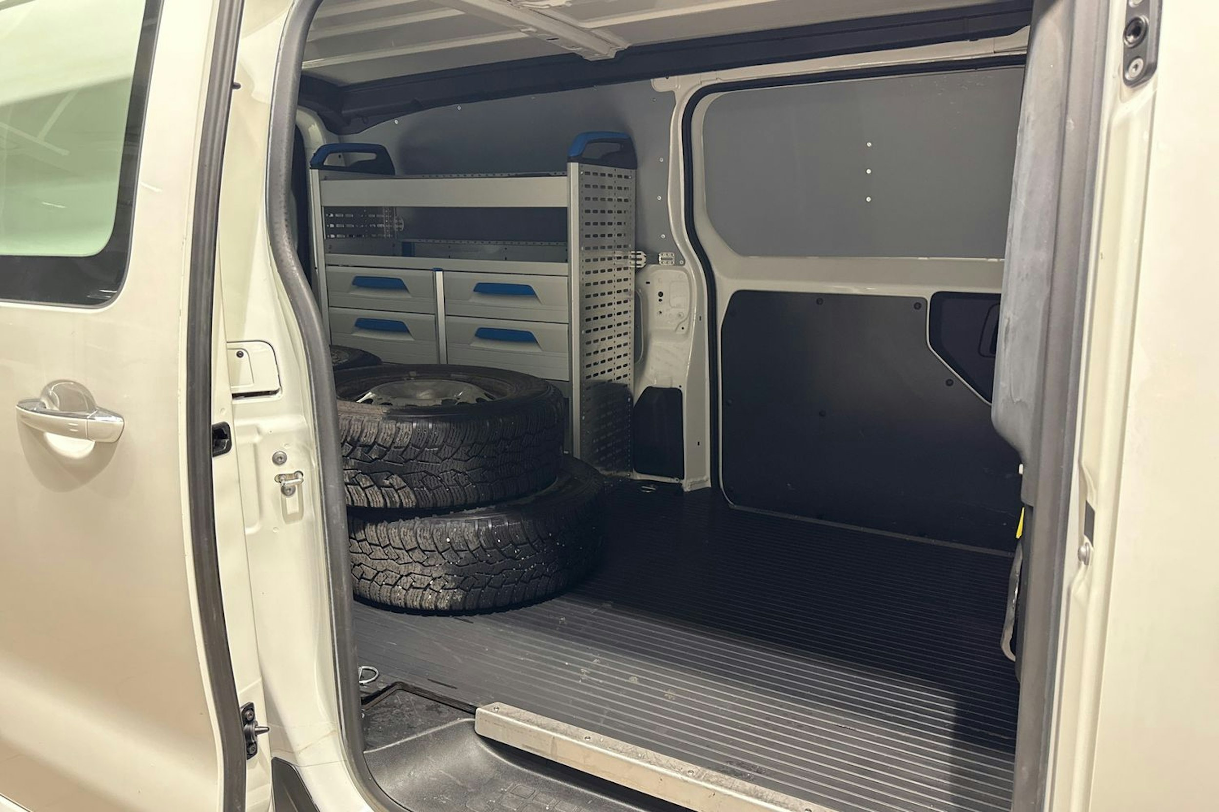 Valkoinen Toyota Proace 2020 kuva 16.