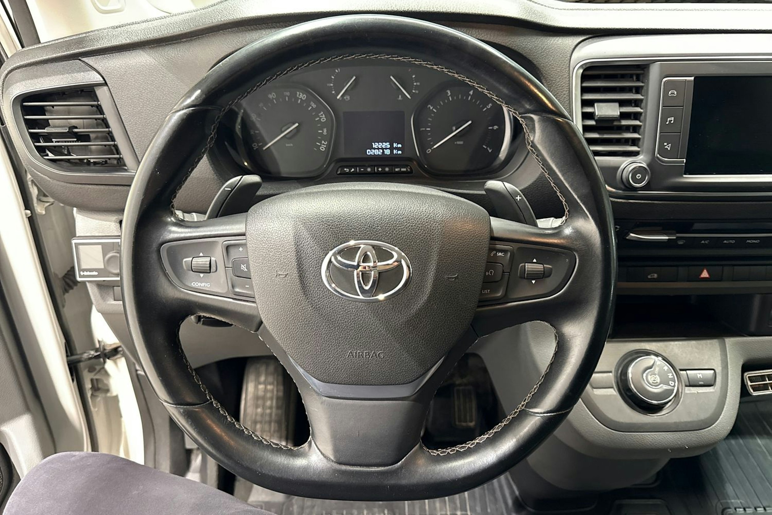 Valkoinen Toyota Proace 2020 kuva 17.
