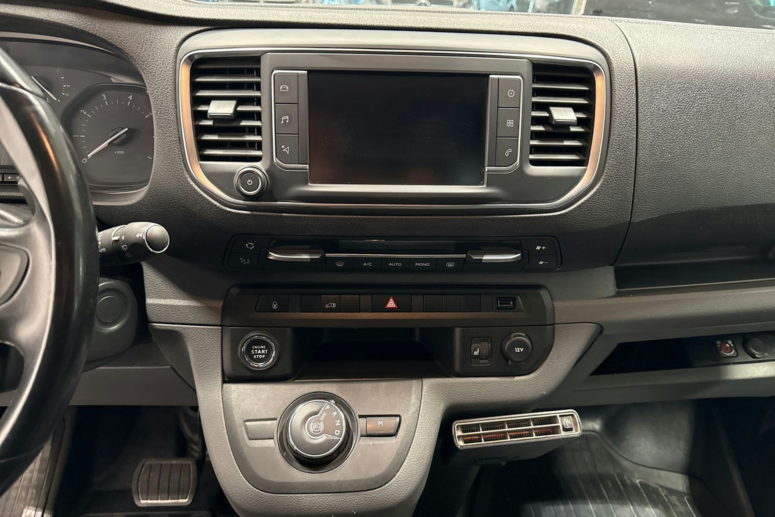 Valkoinen Toyota Proace 2020 kuva 22.
