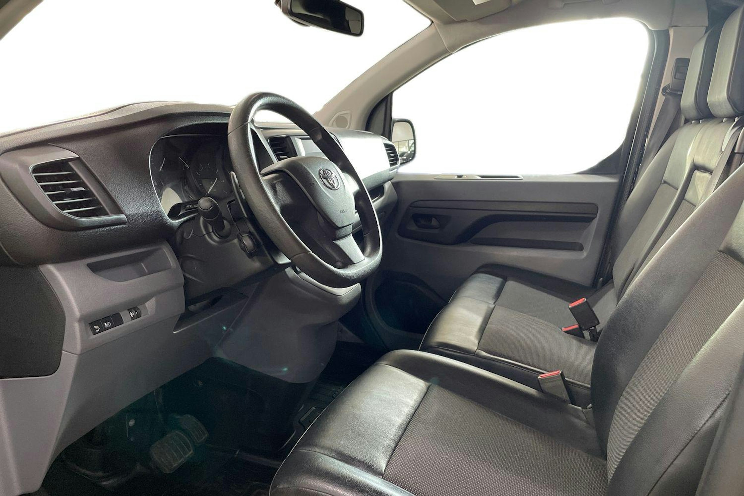 musta Toyota Proace 2020 kuva 7.