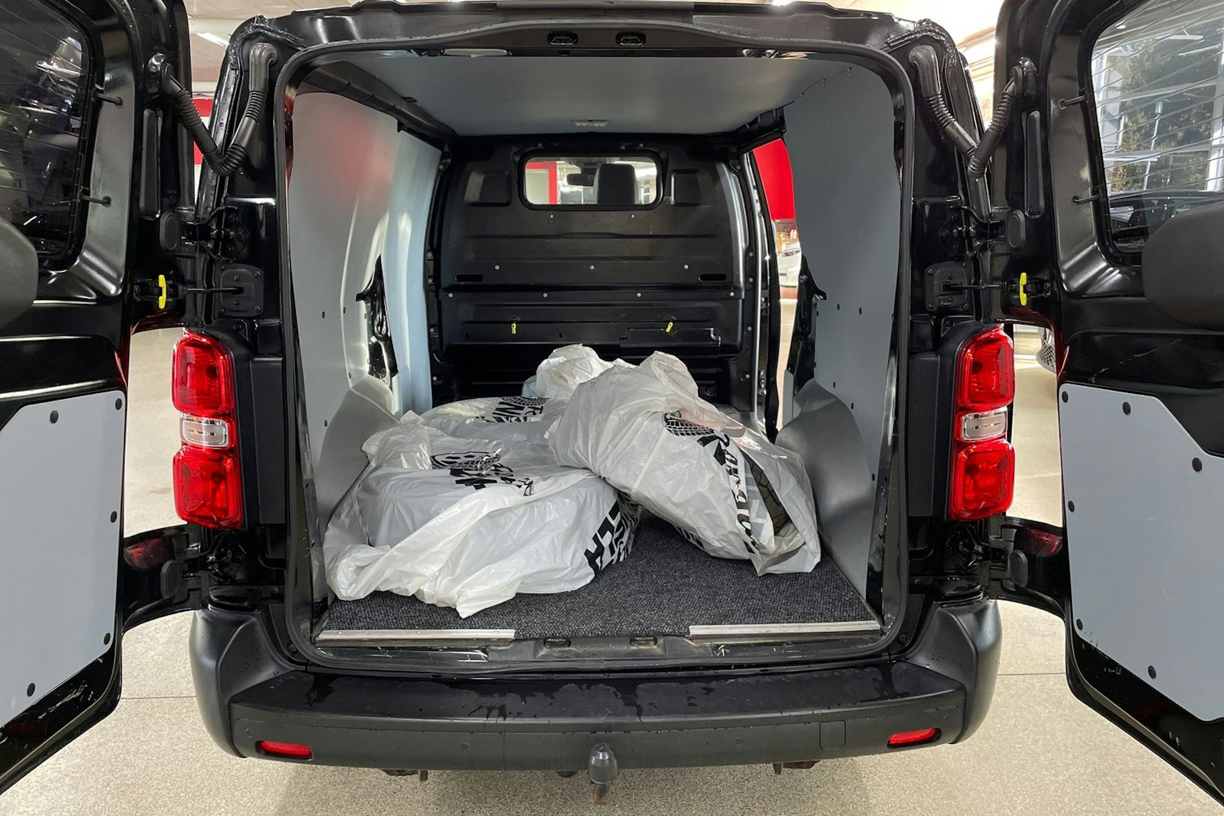 musta Toyota Proace 2020 kuva 13.