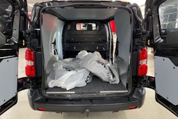 musta Toyota Proace 2020 kuva 13.