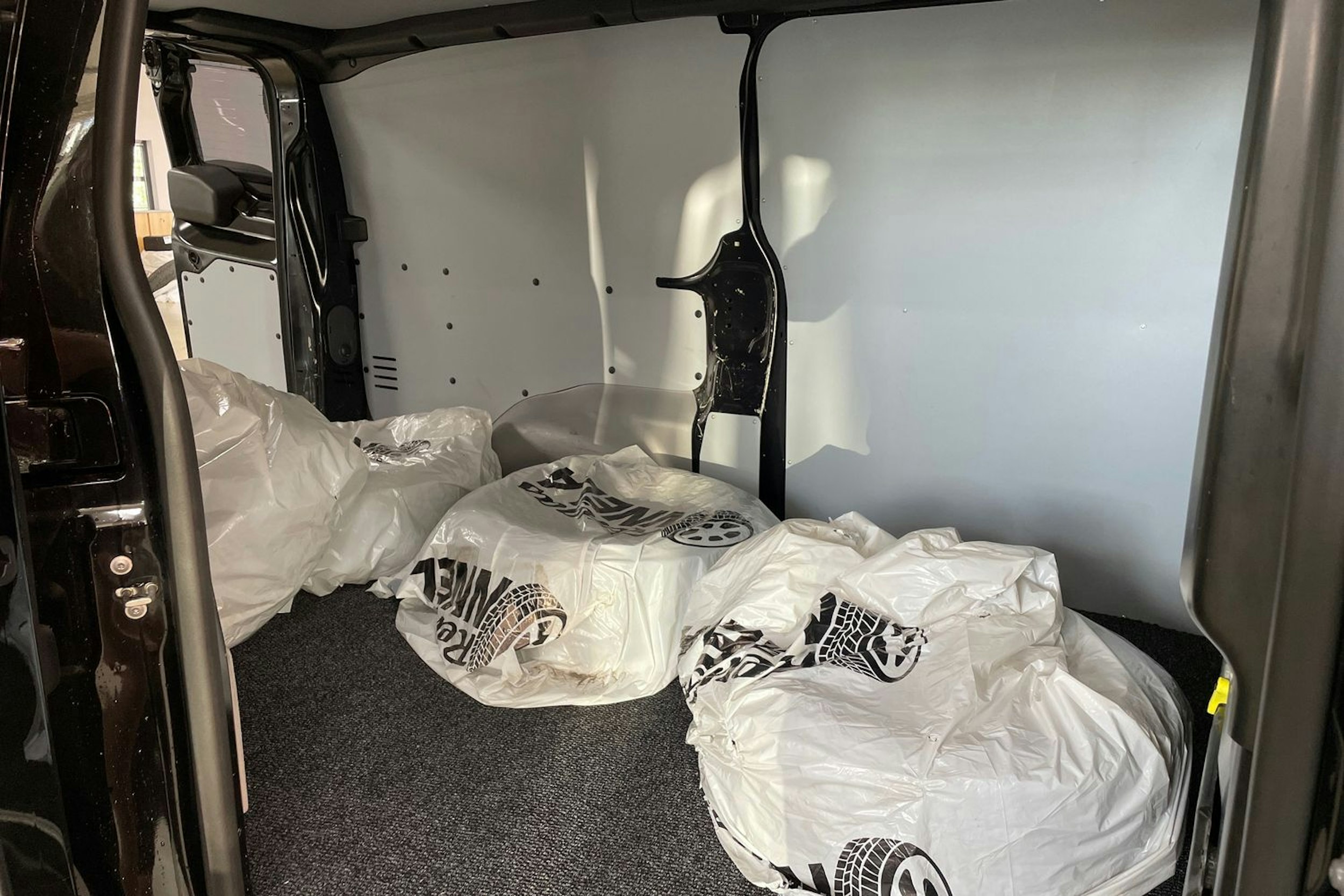 musta Toyota Proace 2020 kuva 14.