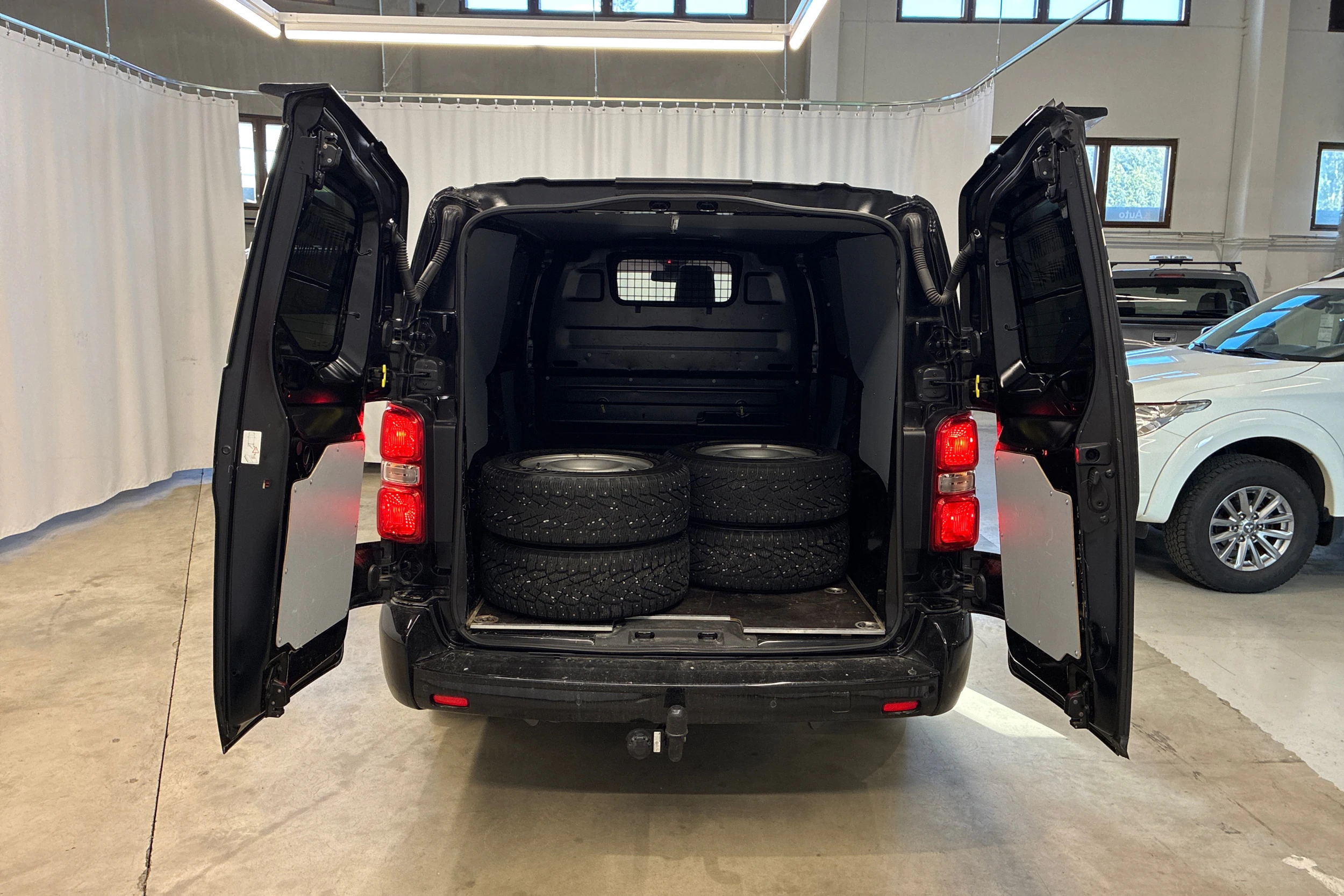 musta Toyota Proace 2020 kuva 4.