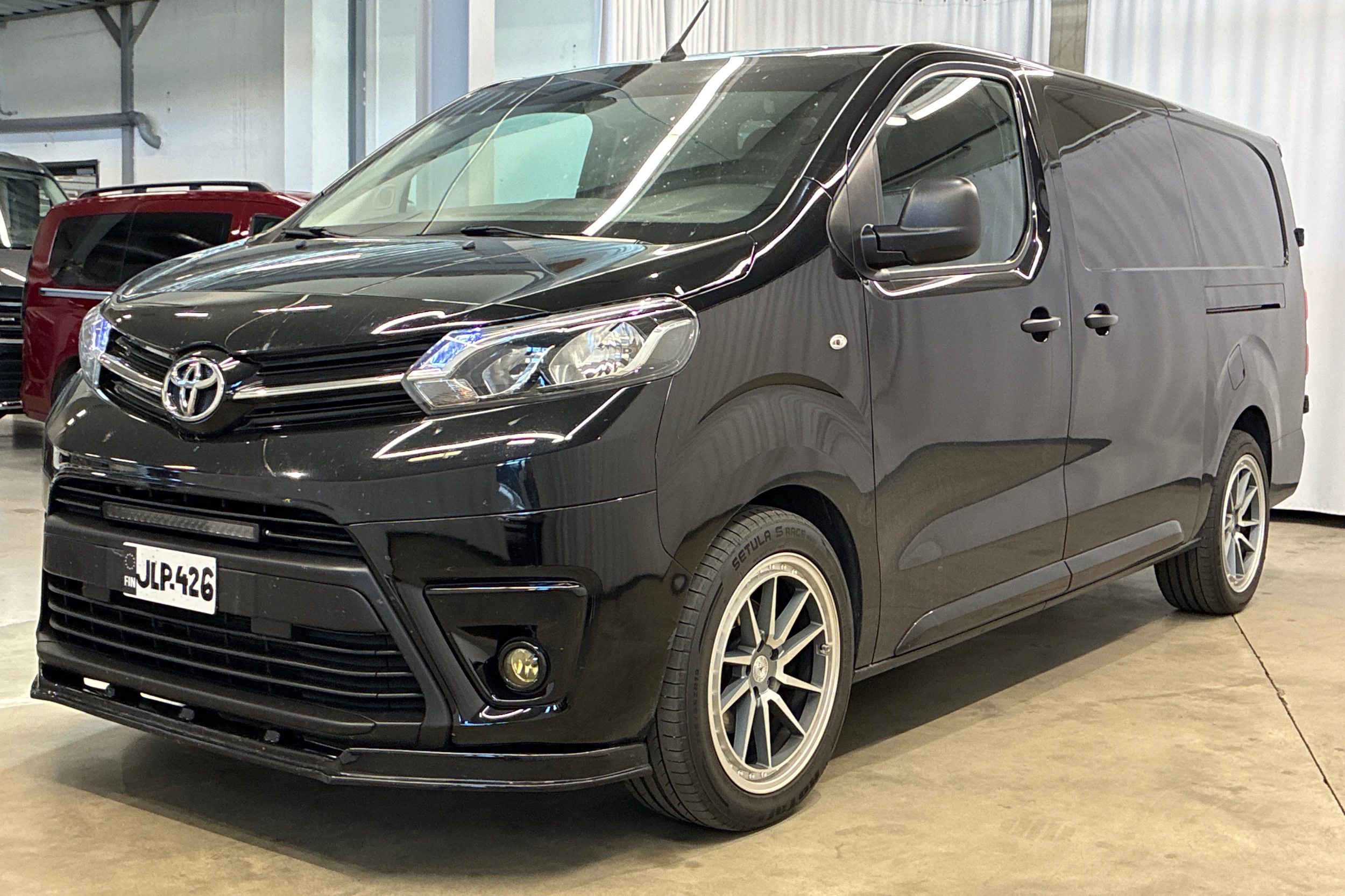 musta Toyota Proace 2020 kuva 8.