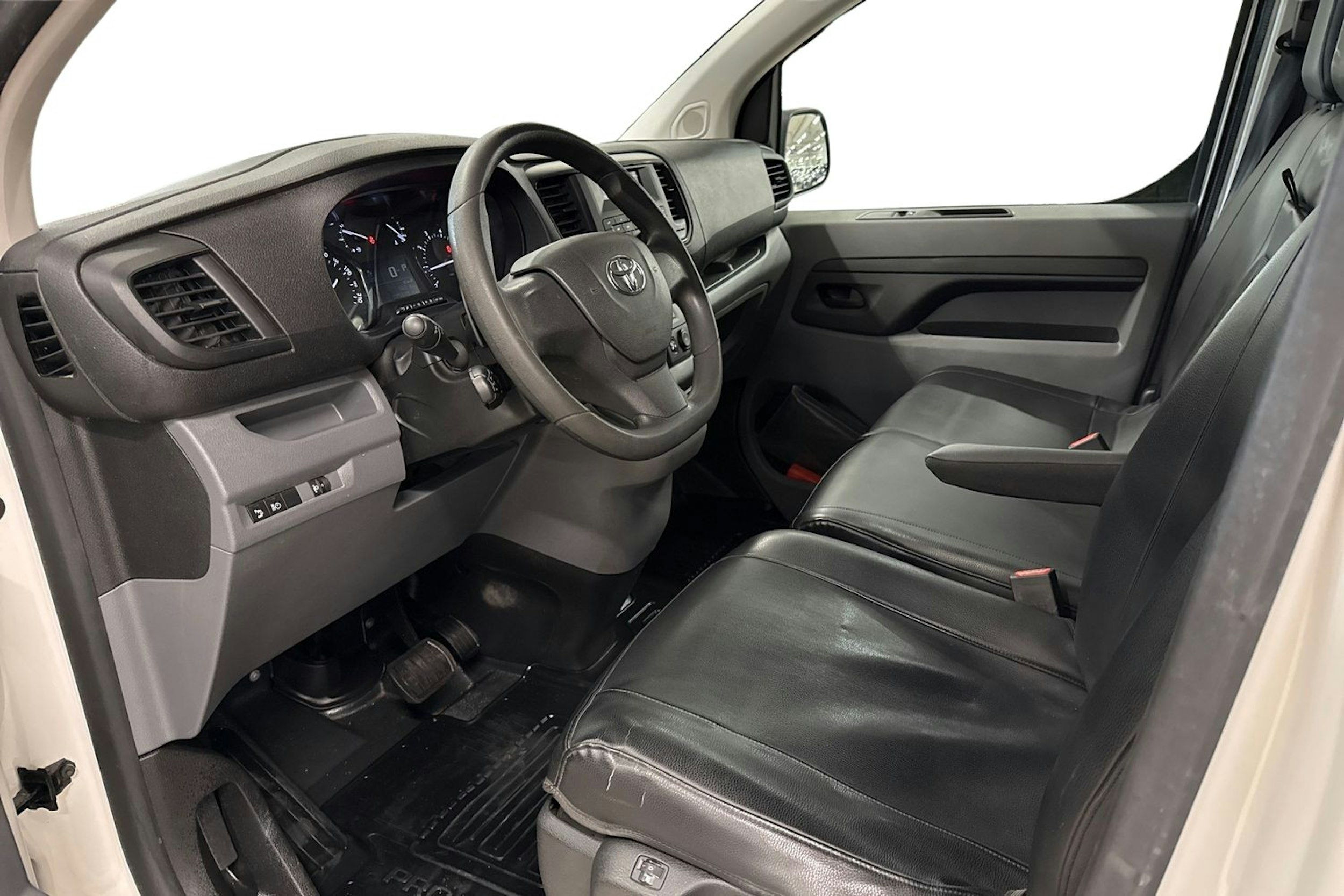 Valkoinen Toyota Proace 2020 kuva 7.