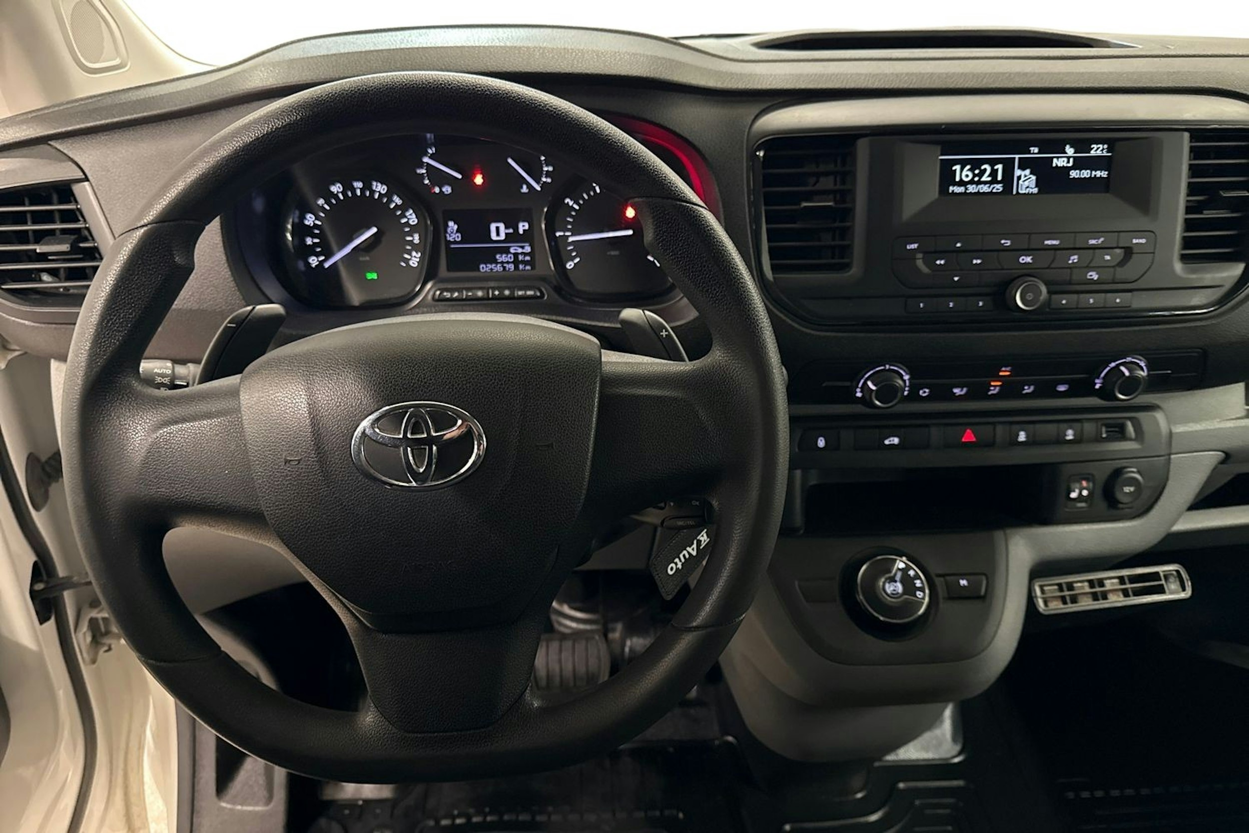 Valkoinen Toyota Proace 2020 kuva 9.