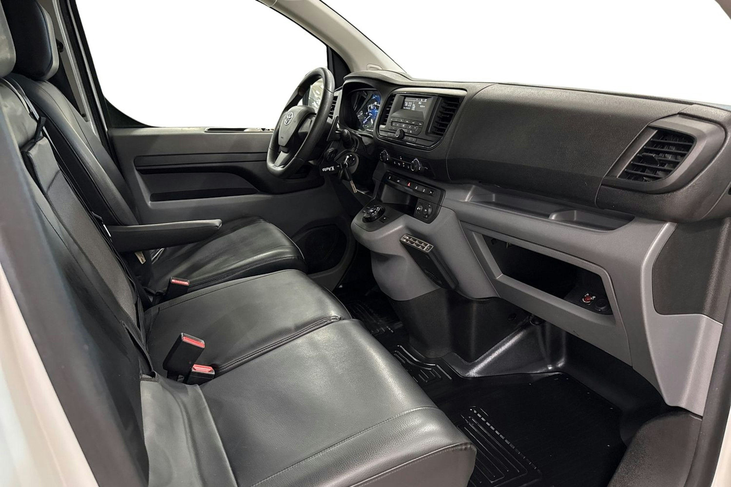 Valkoinen Toyota Proace 2020 kuva 10.