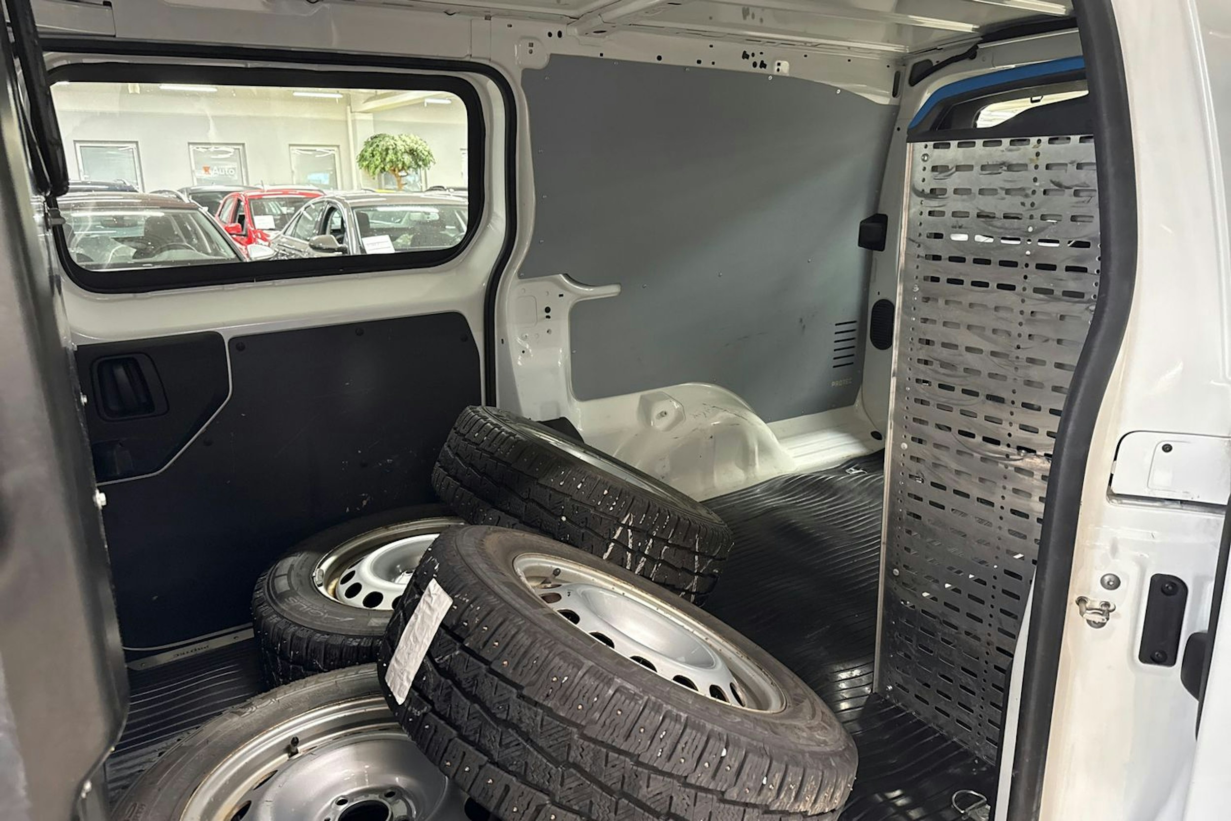 Valkoinen Toyota Proace 2020 kuva 16.