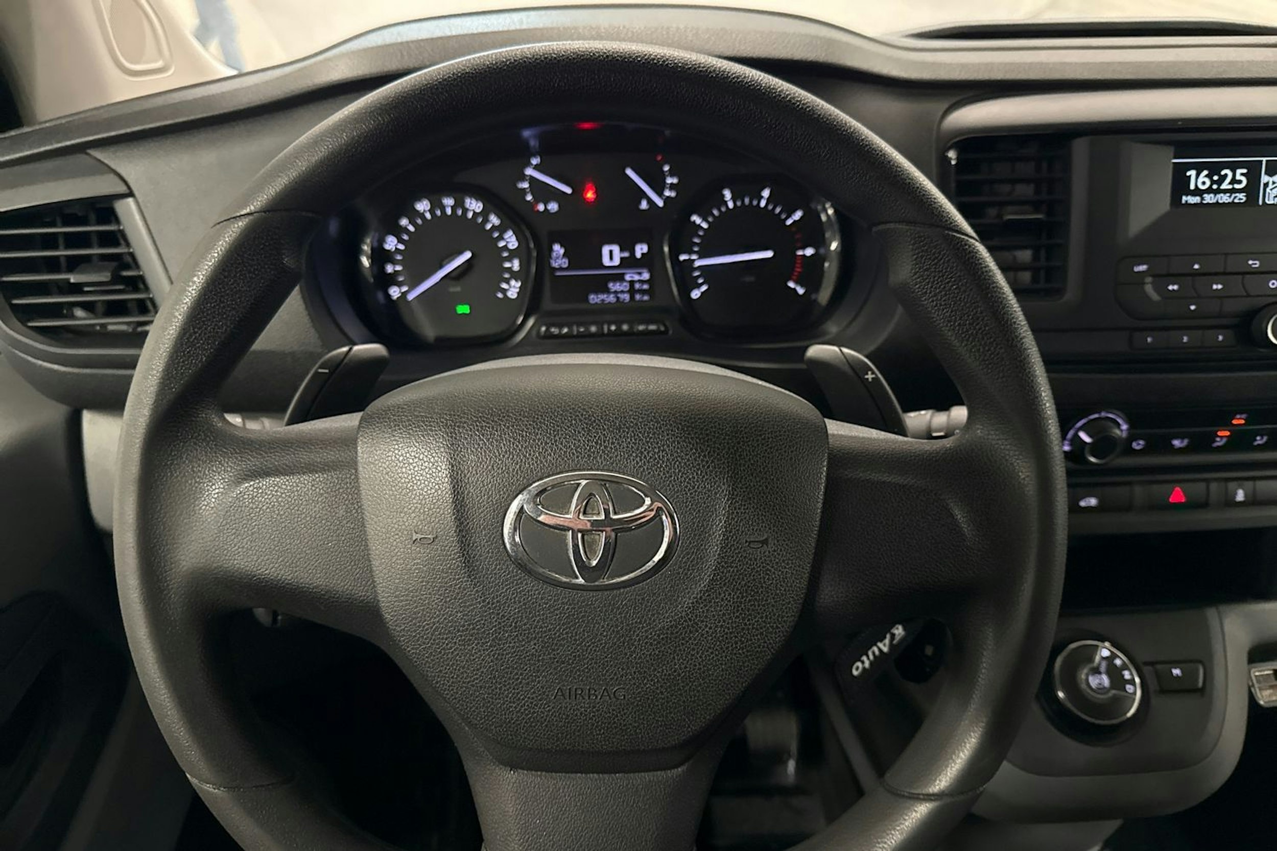 Valkoinen Toyota Proace 2020 kuva 20.