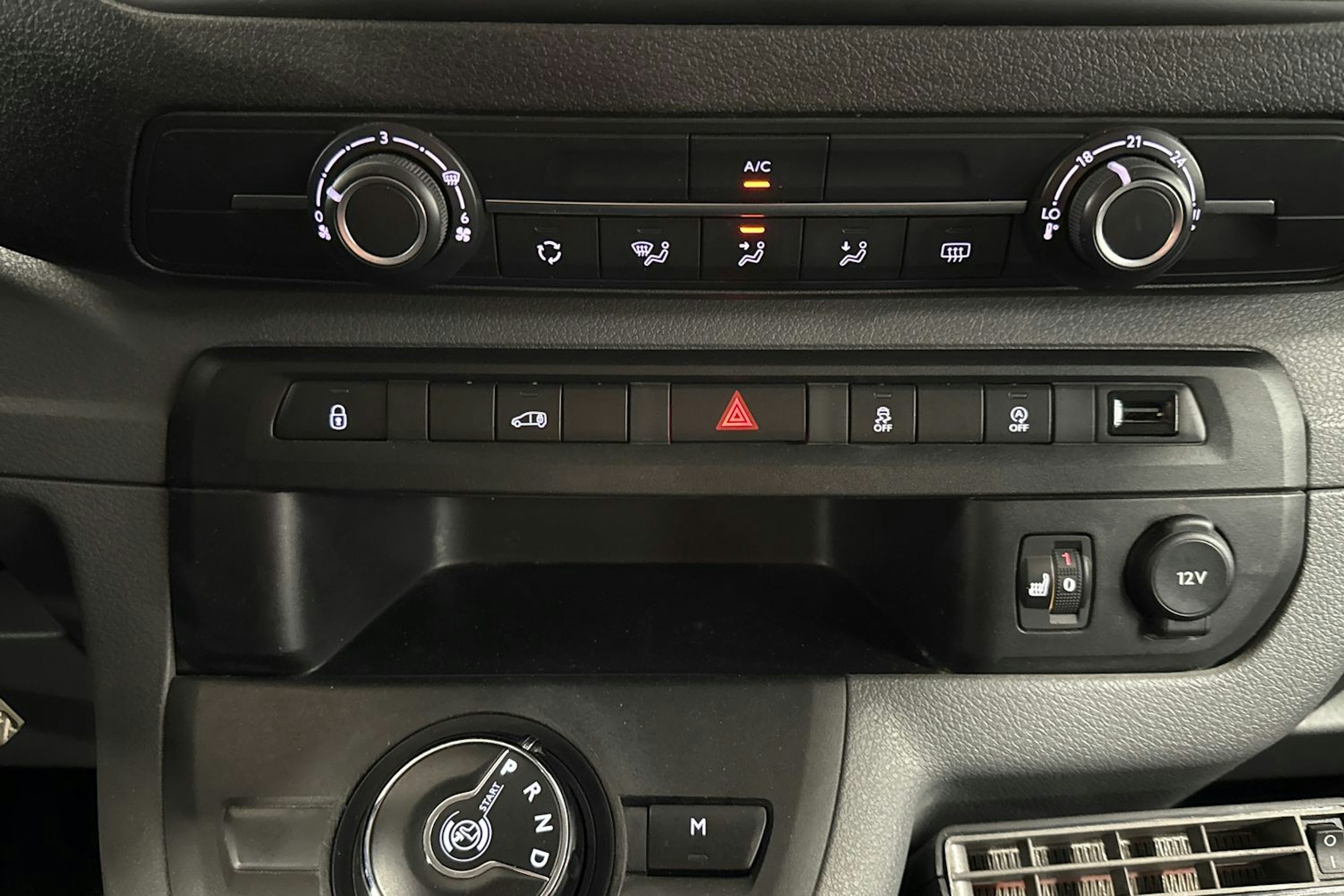 Valkoinen Toyota Proace 2020 kuva 23.