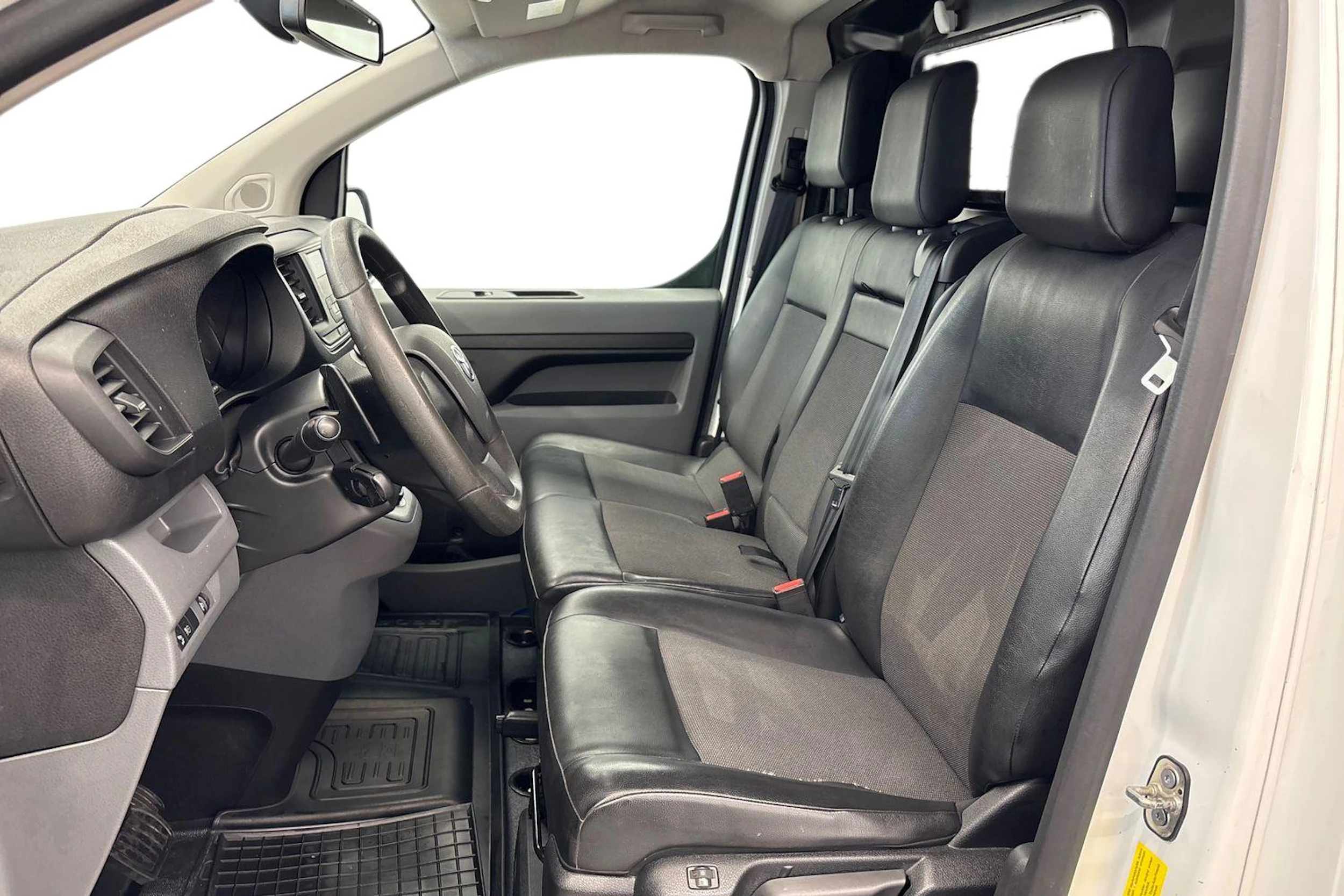 valkoinen Toyota Proace 2020 kuva 8.