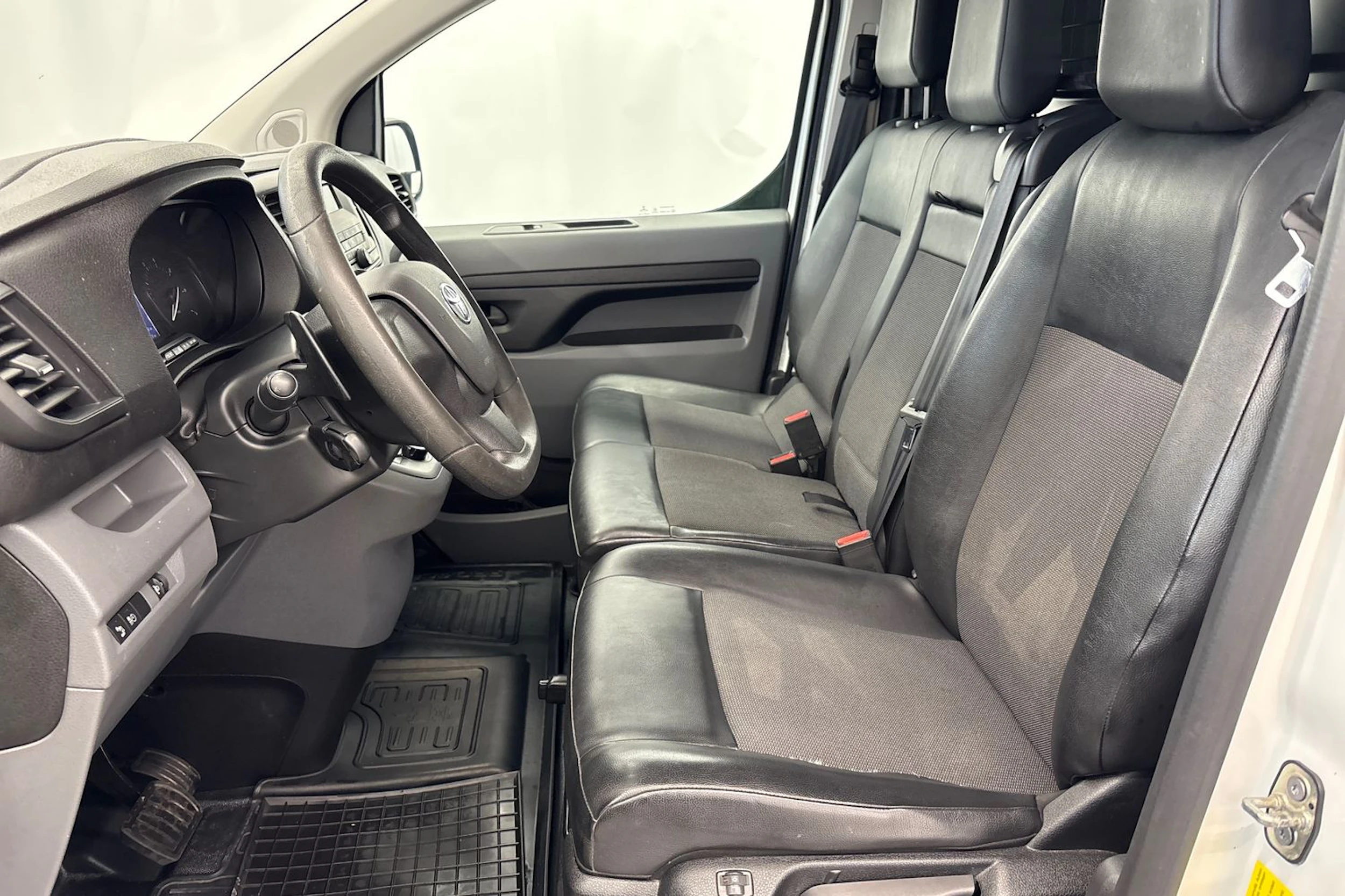 valkoinen Toyota Proace 2020 kuva 17.