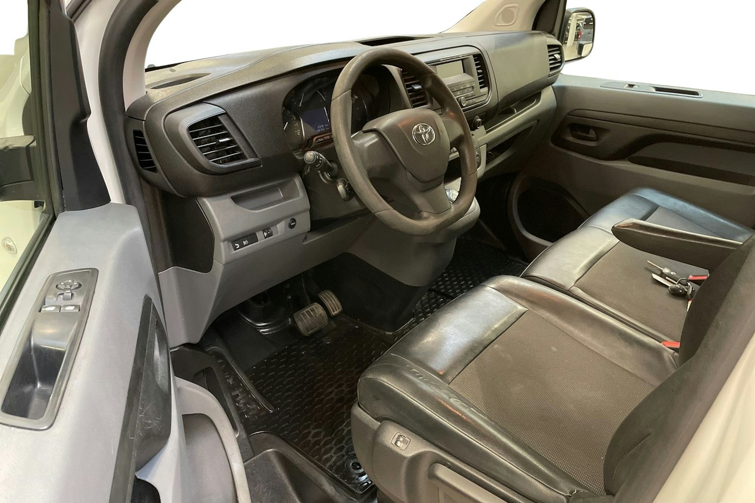 valkoinen Toyota Proace 2020 kuva 7.
