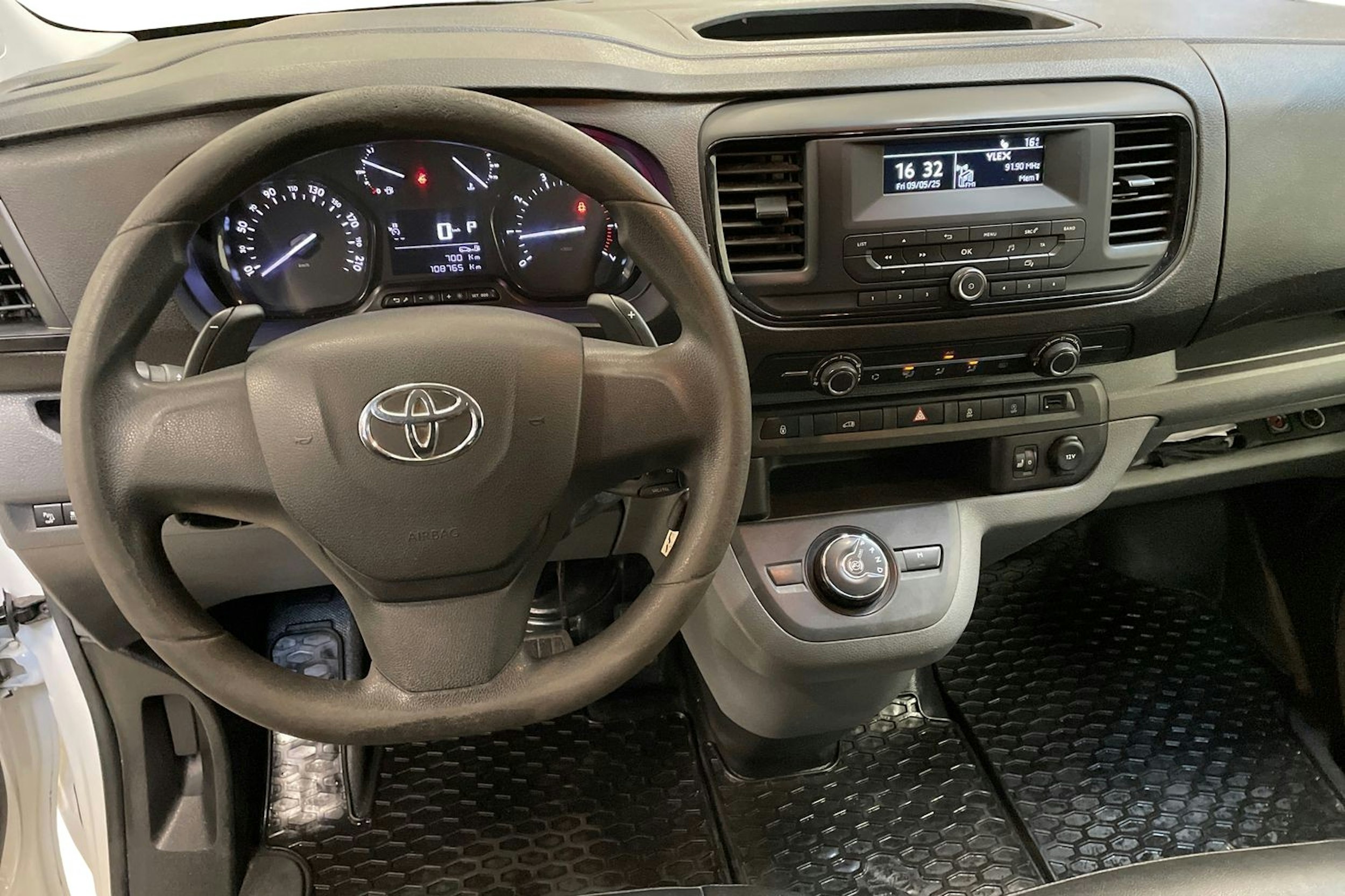 valkoinen Toyota Proace 2020 kuva 9.