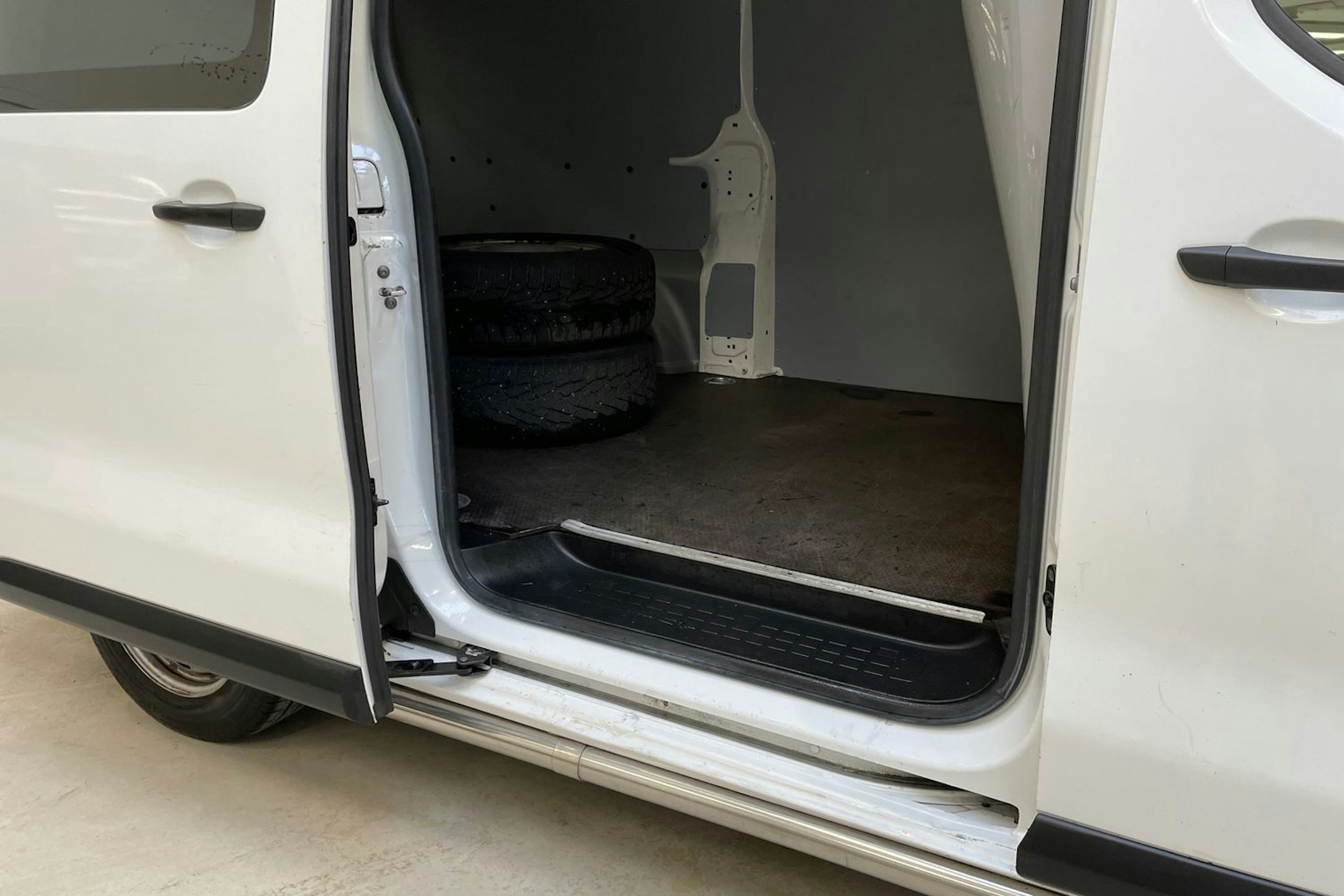 valkoinen Toyota Proace 2020 kuva 14.