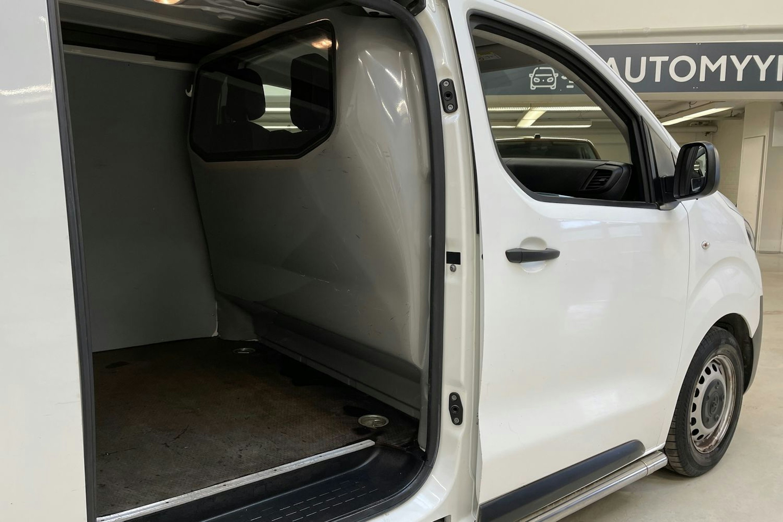 valkoinen Toyota Proace 2020 kuva 15.