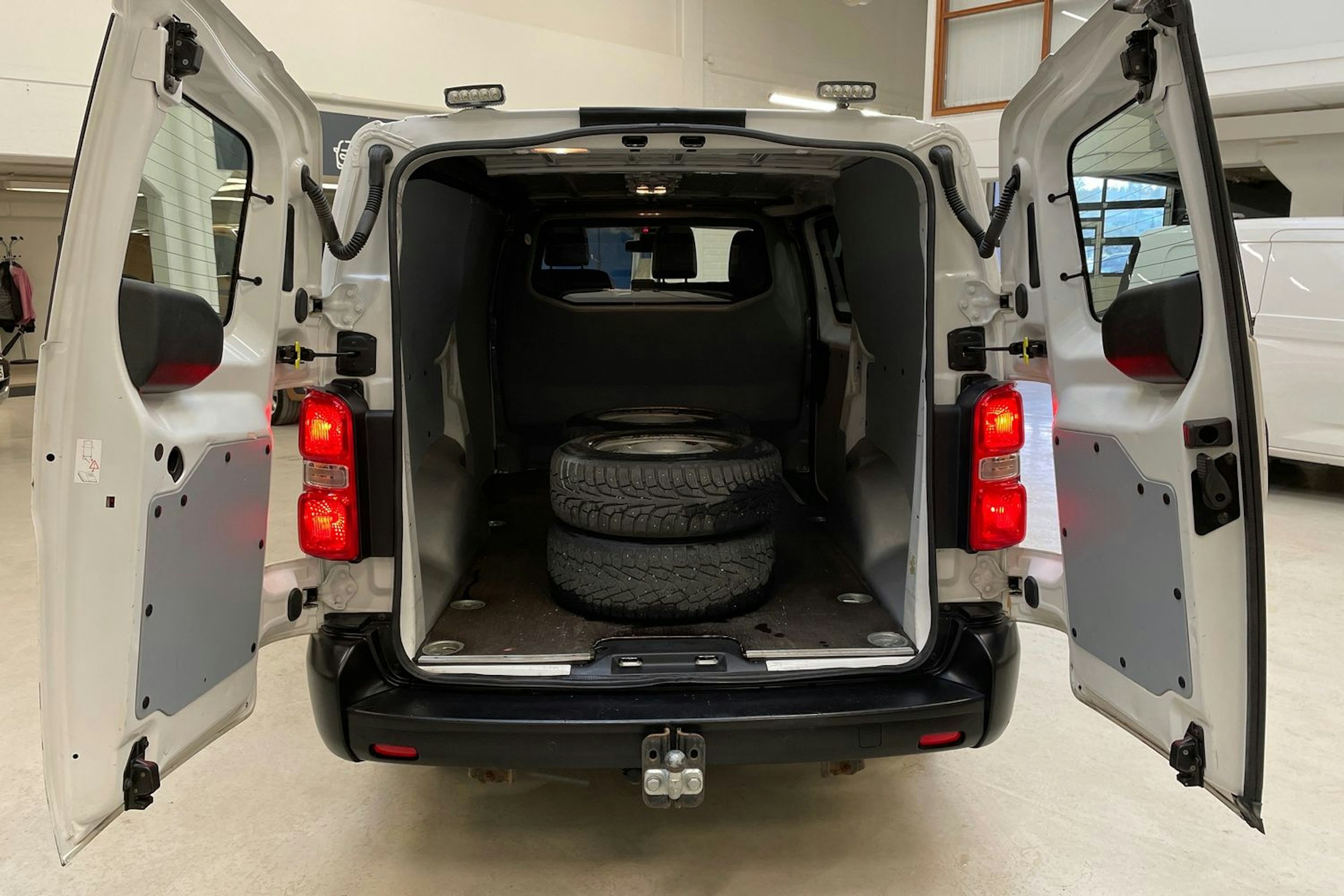 valkoinen Toyota Proace 2020 kuva 16.