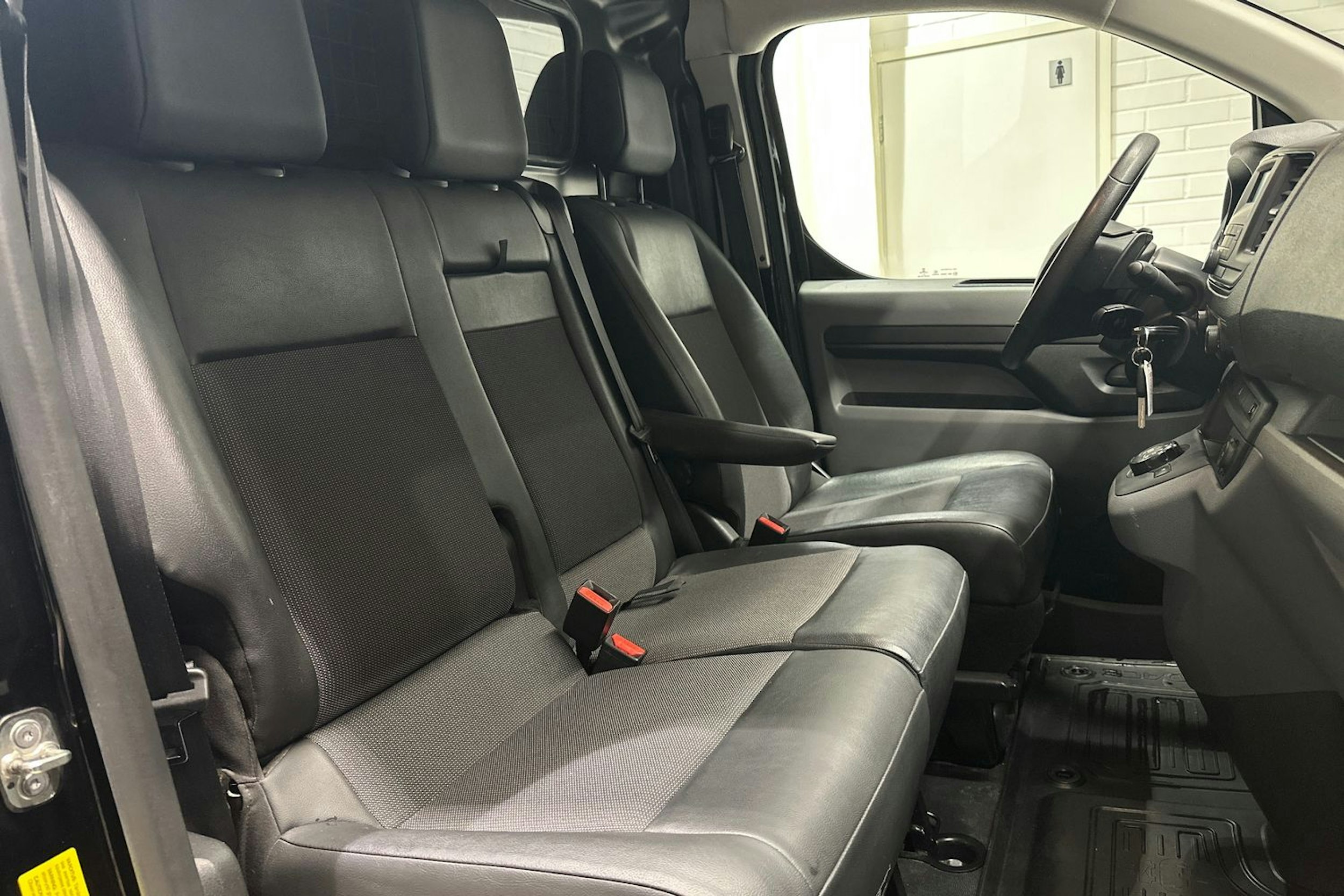 musta Toyota Proace 2020 kuva 21.