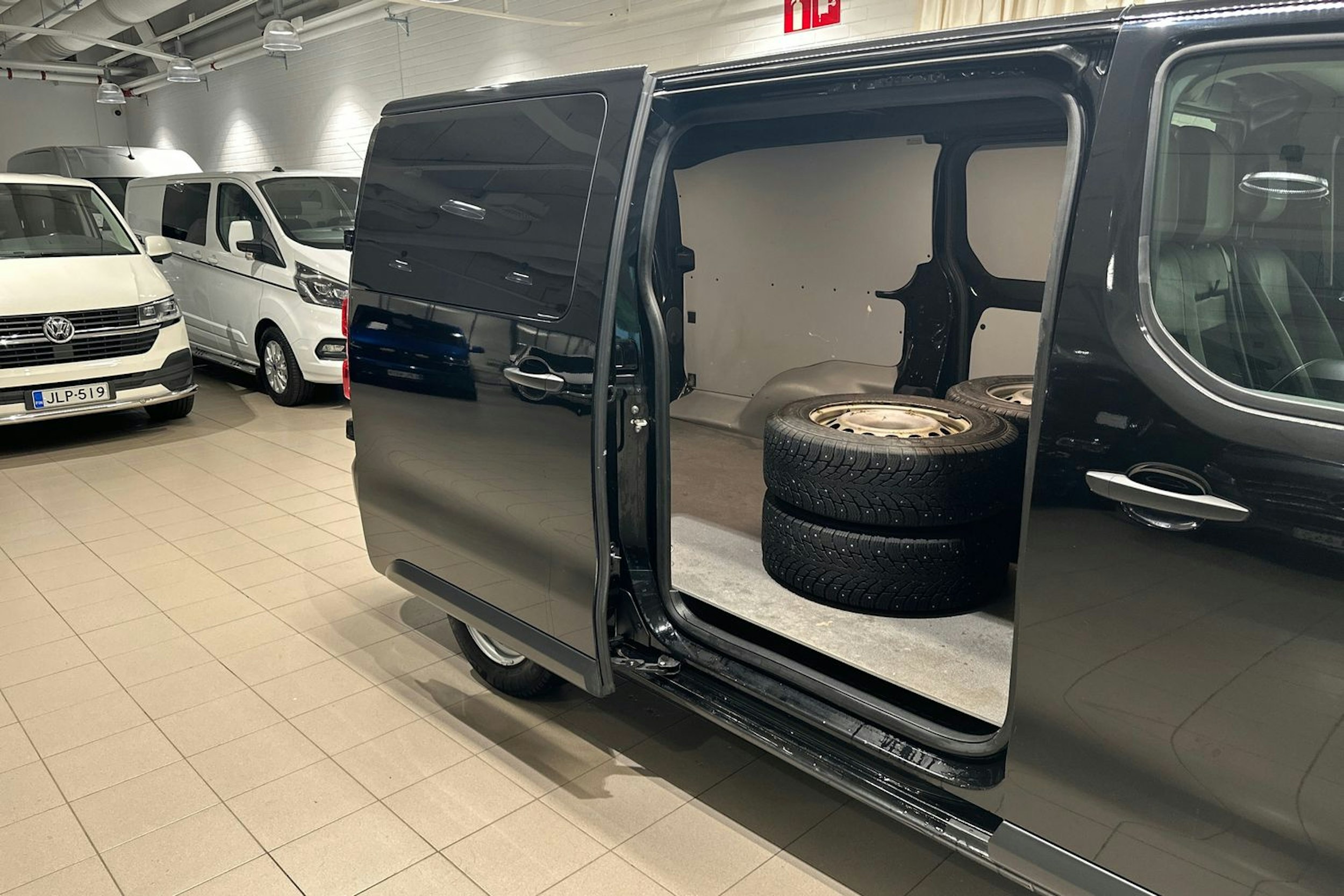 musta Toyota Proace 2020 kuva 22.