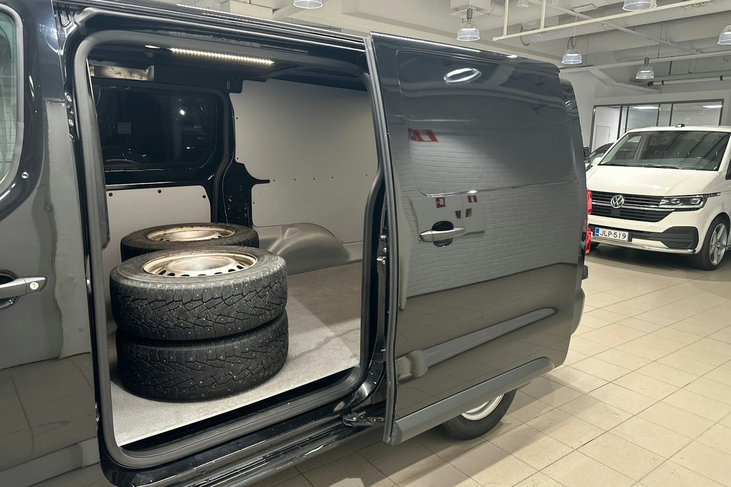 musta Toyota Proace 2020 kuva 23.