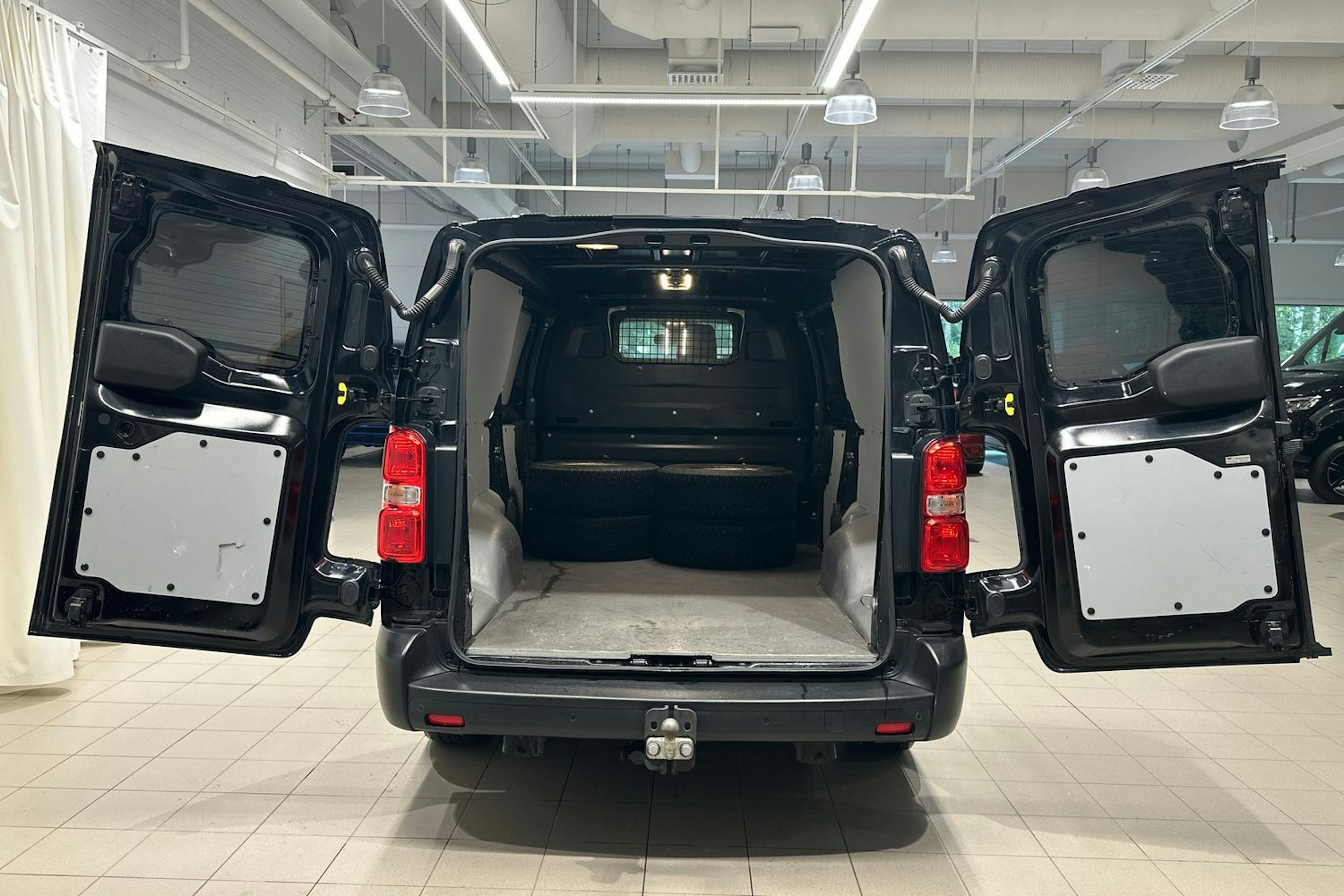musta Toyota Proace 2020 kuva 26.