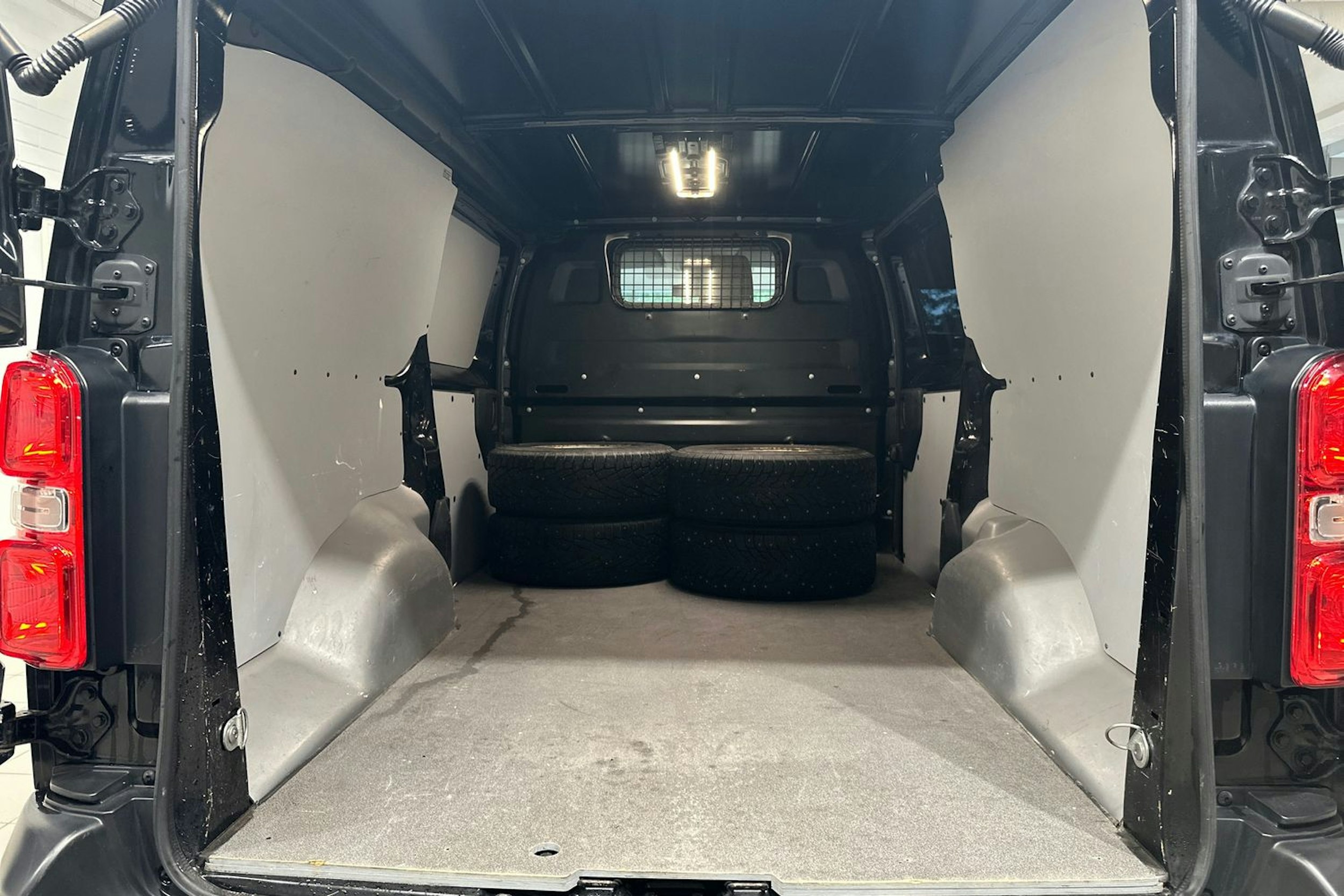 musta Toyota Proace 2020 kuva 27.