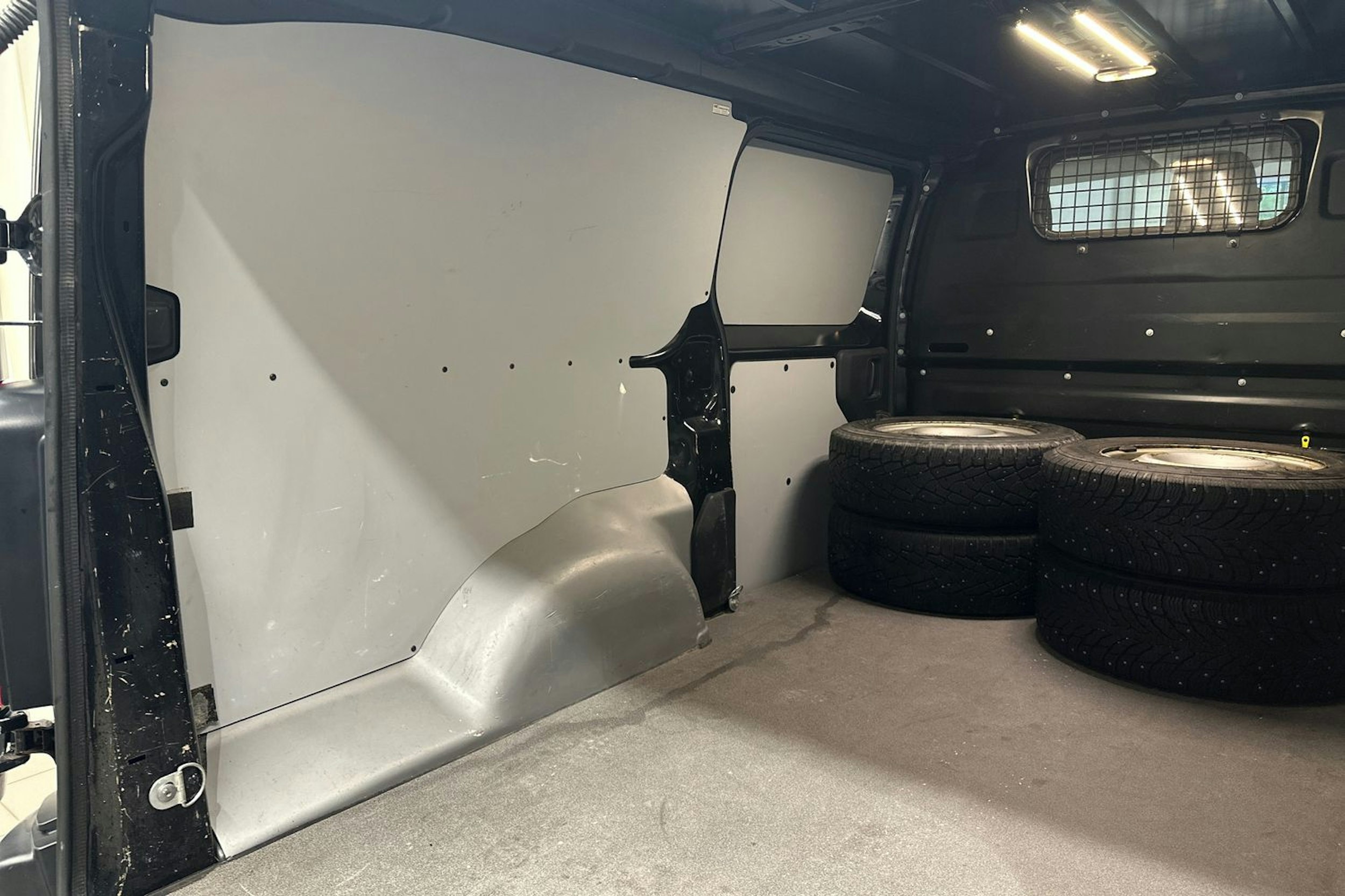 musta Toyota Proace 2020 kuva 28.