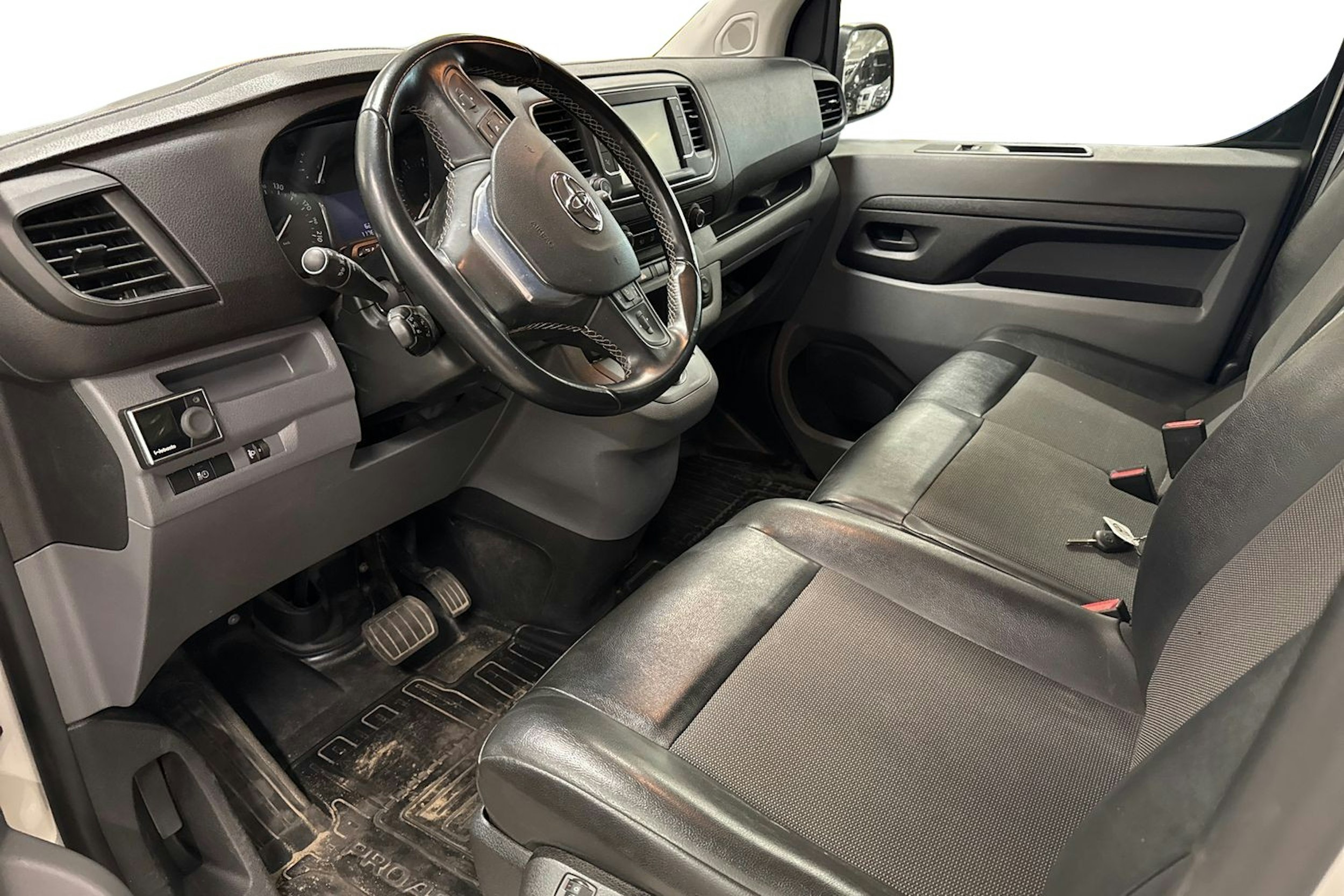 valkoinen Toyota Proace 2020 kuva 3.