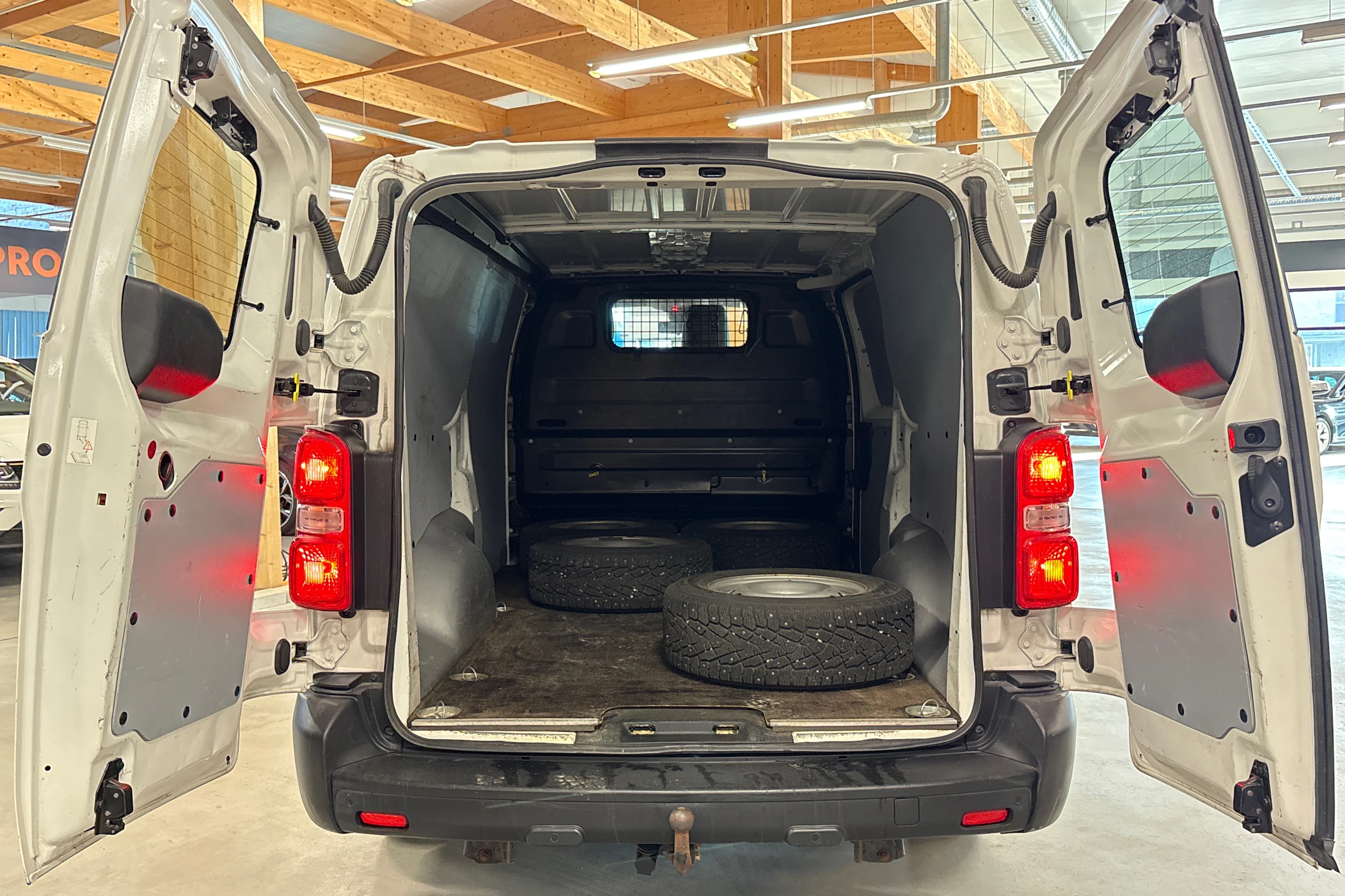 valkoinen Toyota Proace 2021 kuva 4.