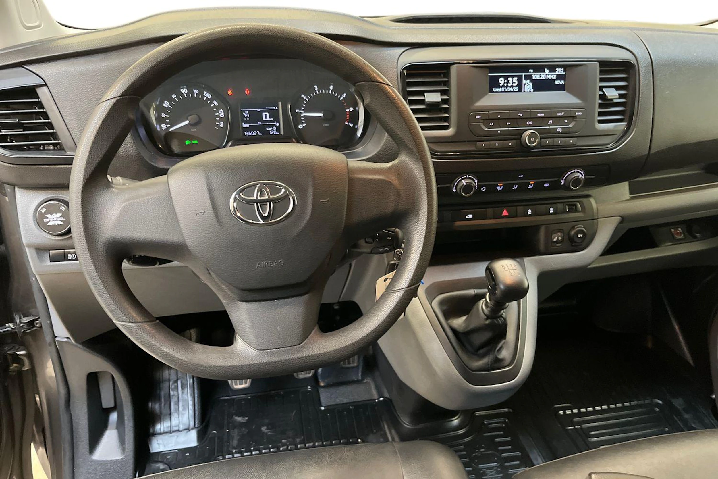 harmaa Toyota Proace 2021 kuva 9.