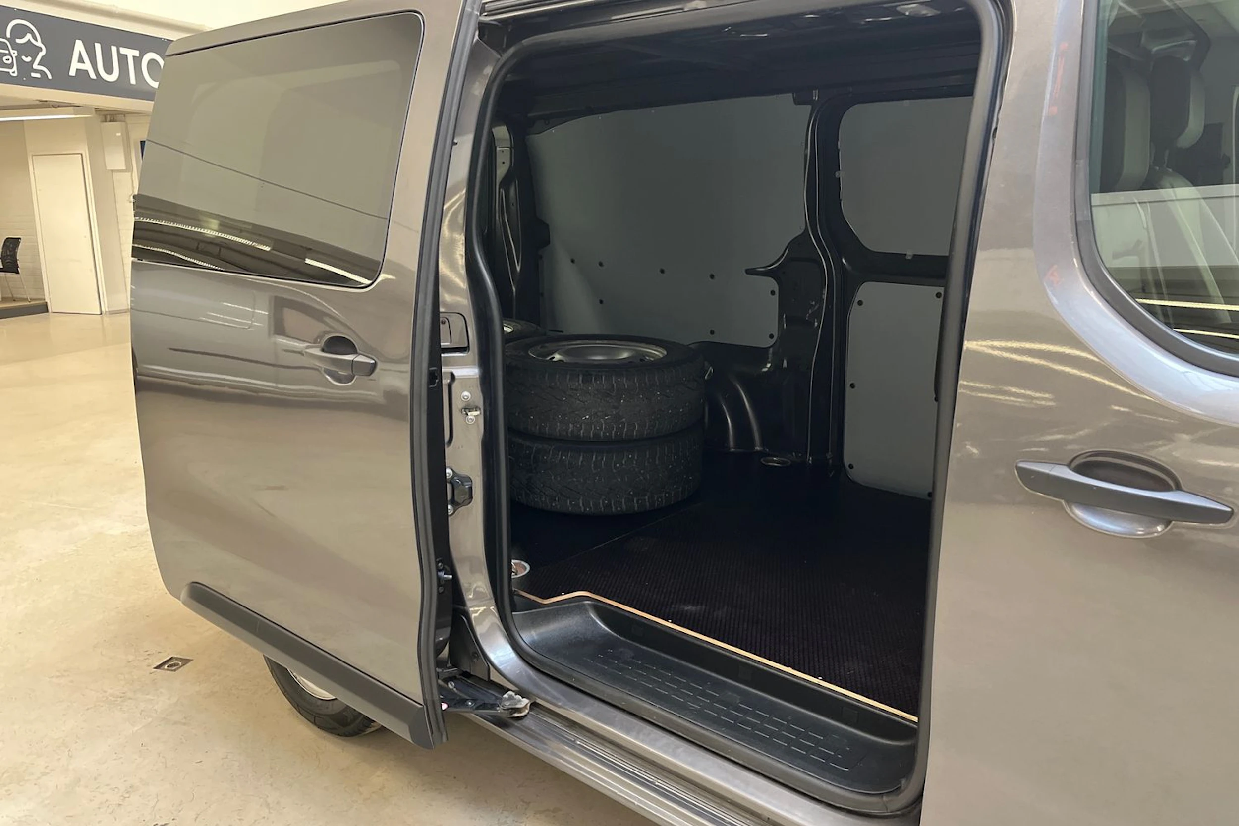 harmaa Toyota Proace 2021 kuva 13.