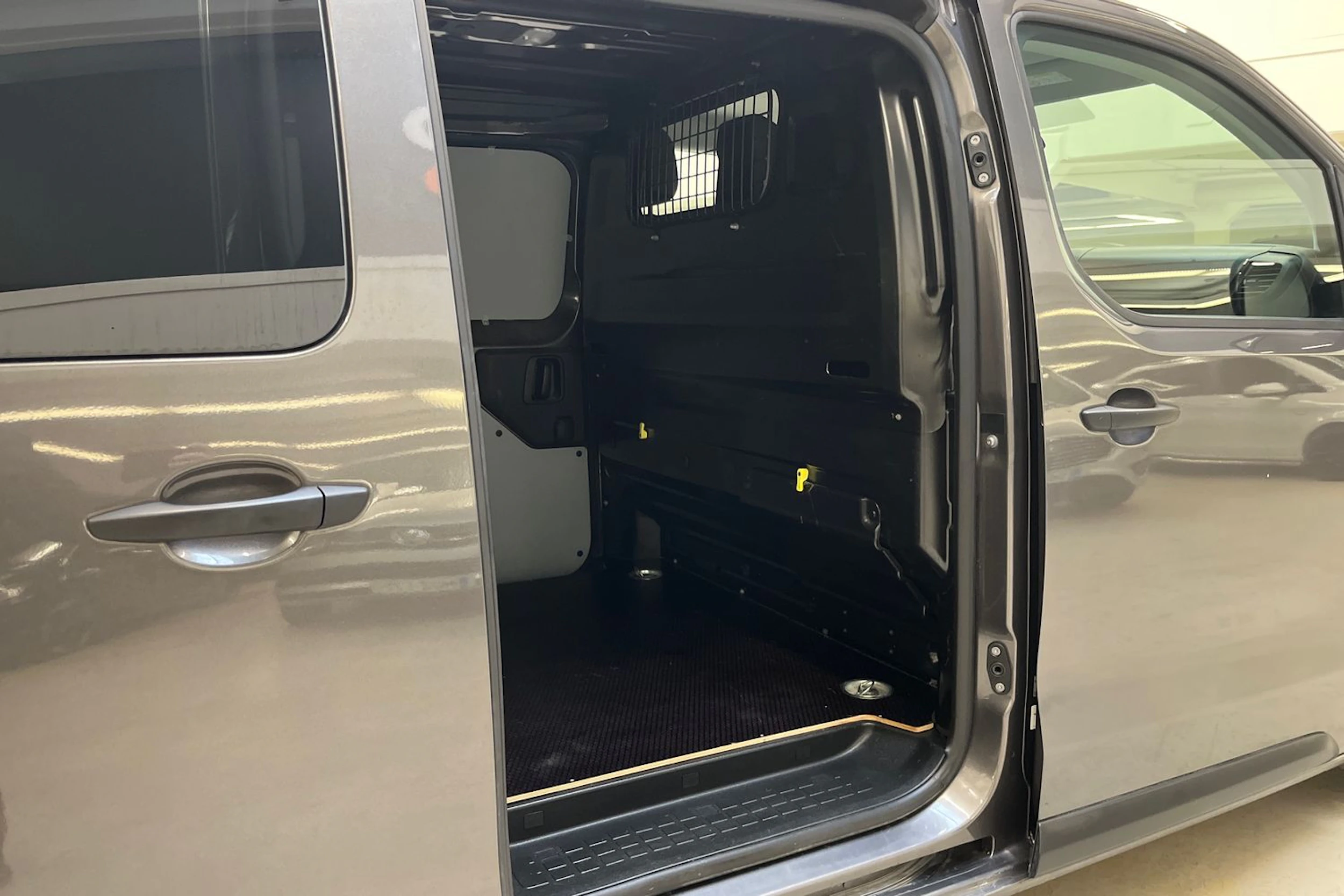 harmaa Toyota Proace 2021 kuva 15.