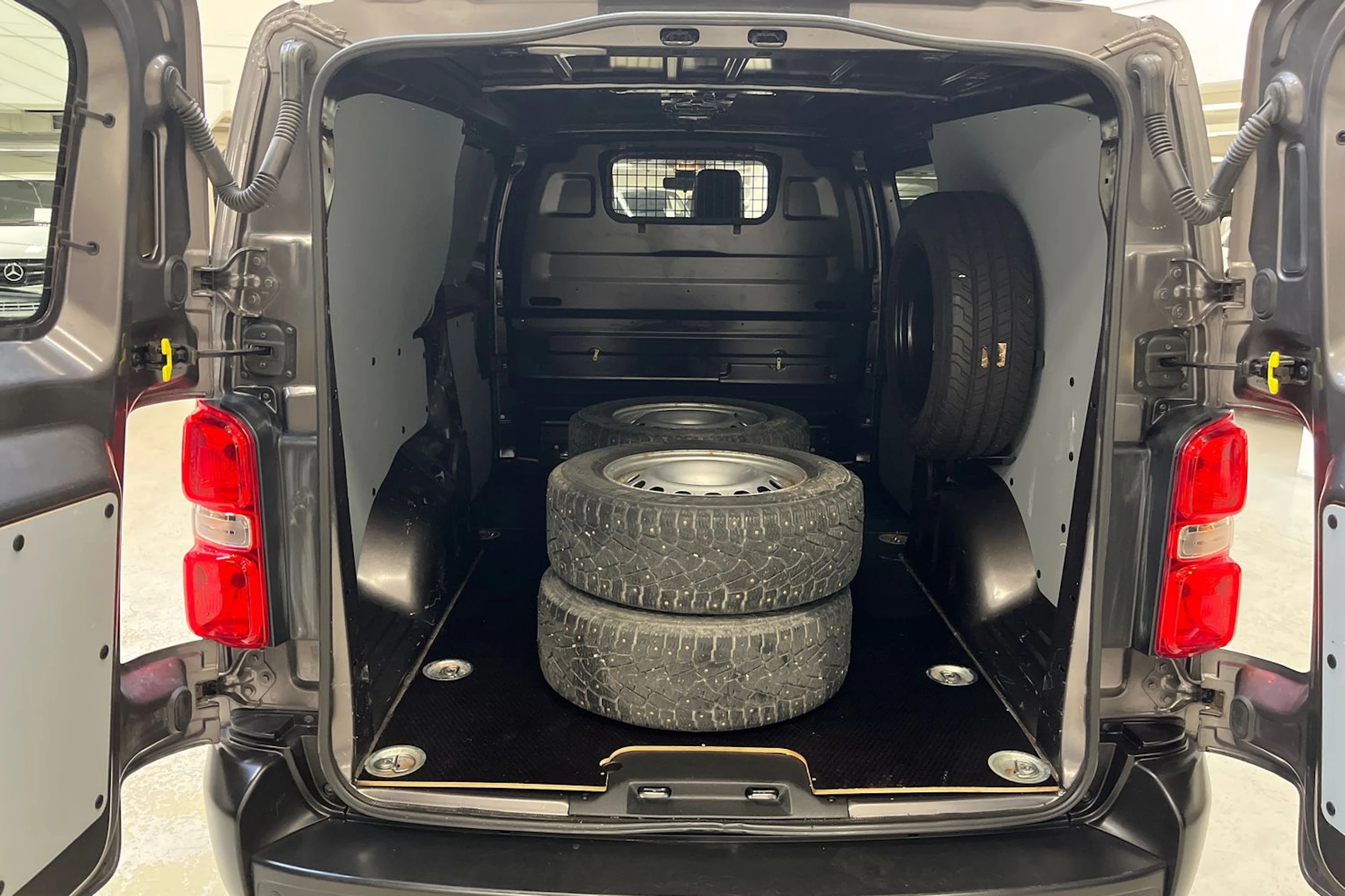 harmaa Toyota Proace 2021 kuva 16.